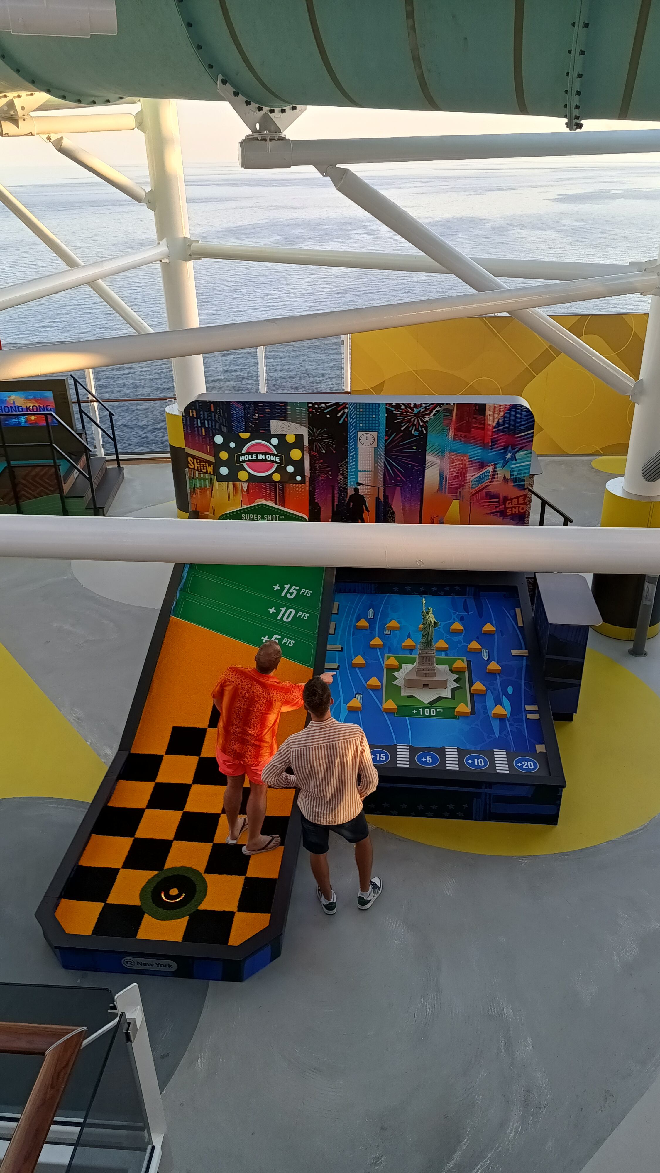 Golf virtual, cancha de pickleball, un tobogán vertical, cancha de básquet y juegos para chicos, las propuestas de entretenimiento a bordo