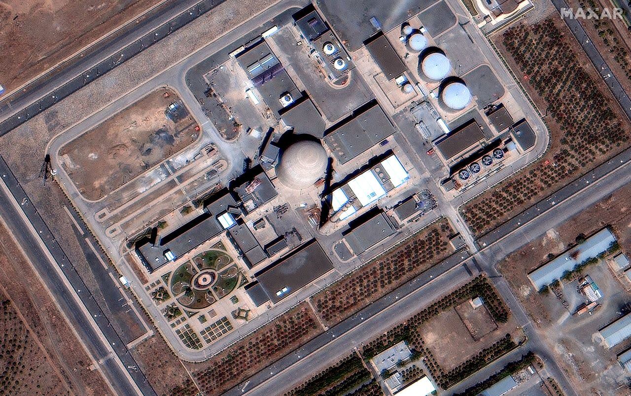 Una imagen satelital de primer plano muestra el reactor de agua pesada de Arak de Irán el miércoles, antes de los ataques israelíes que perforaron la cúpula de contención del reactor. El reactor nuclear nunca se completó por completo debido a la presión de la comunidad internacional para prevenir la proliferación de armas nucleares
