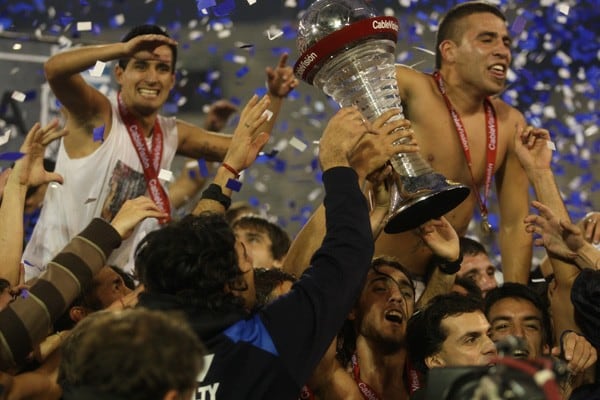 Otamendi (más atrás, Moralez), una muralla en aquel Vélez campeón