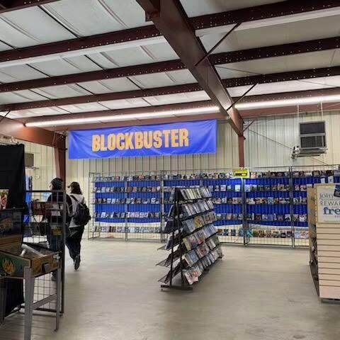 Esta tienda de Blockbuster contiene miles de unidades de VHS y DVDs (Instagram/@blockbusterbend)