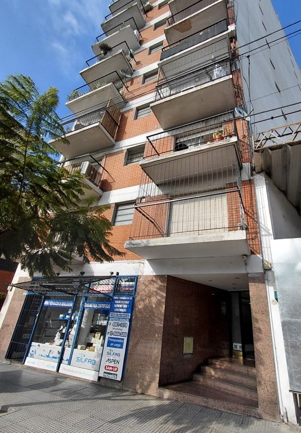 Calendario de remates de propiedades de octubre 2026 12 Es un ambiente único con un balcón corrido de 9,75 m²