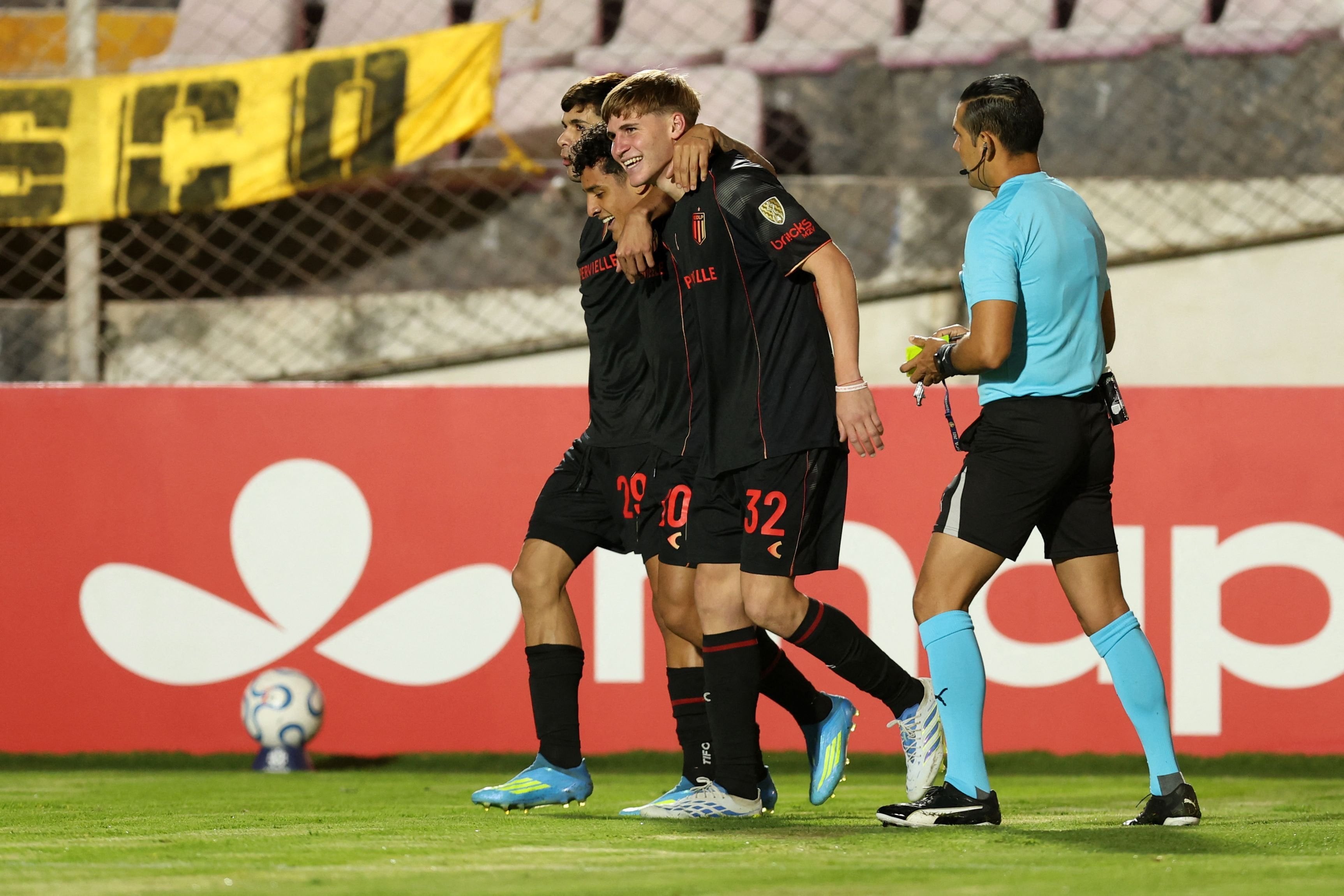 Fabricio Pérez, Tiago Palacios y Mikel Amondarain festejan el gol del empate de Estudiantes; Flamengo, de visitante, y el DIM, en La Plata, los rivales del Pincha en el cierre del Grupo A de la Copa Libertadores