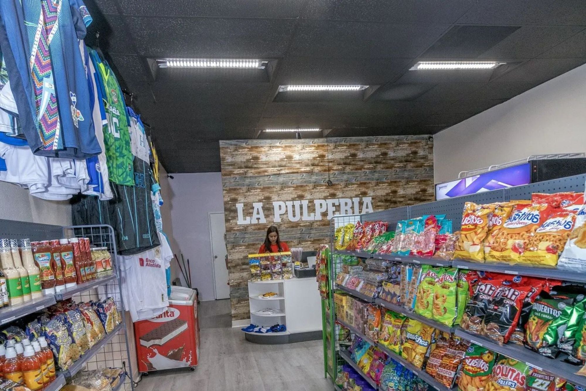 En un contexto económico difícil para muchos comerciantes, la expansión de La Pulpería Catracha sorprende