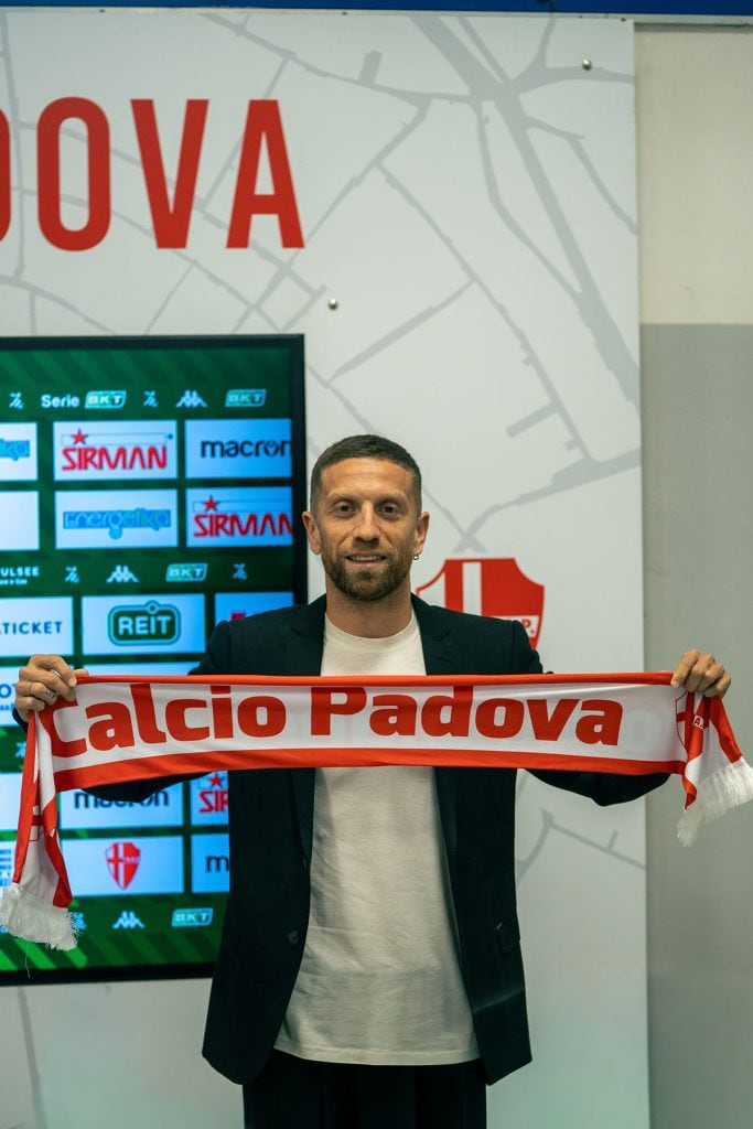 En la segunda división italiana, apenas disputó nueve partidos (565 minutos)