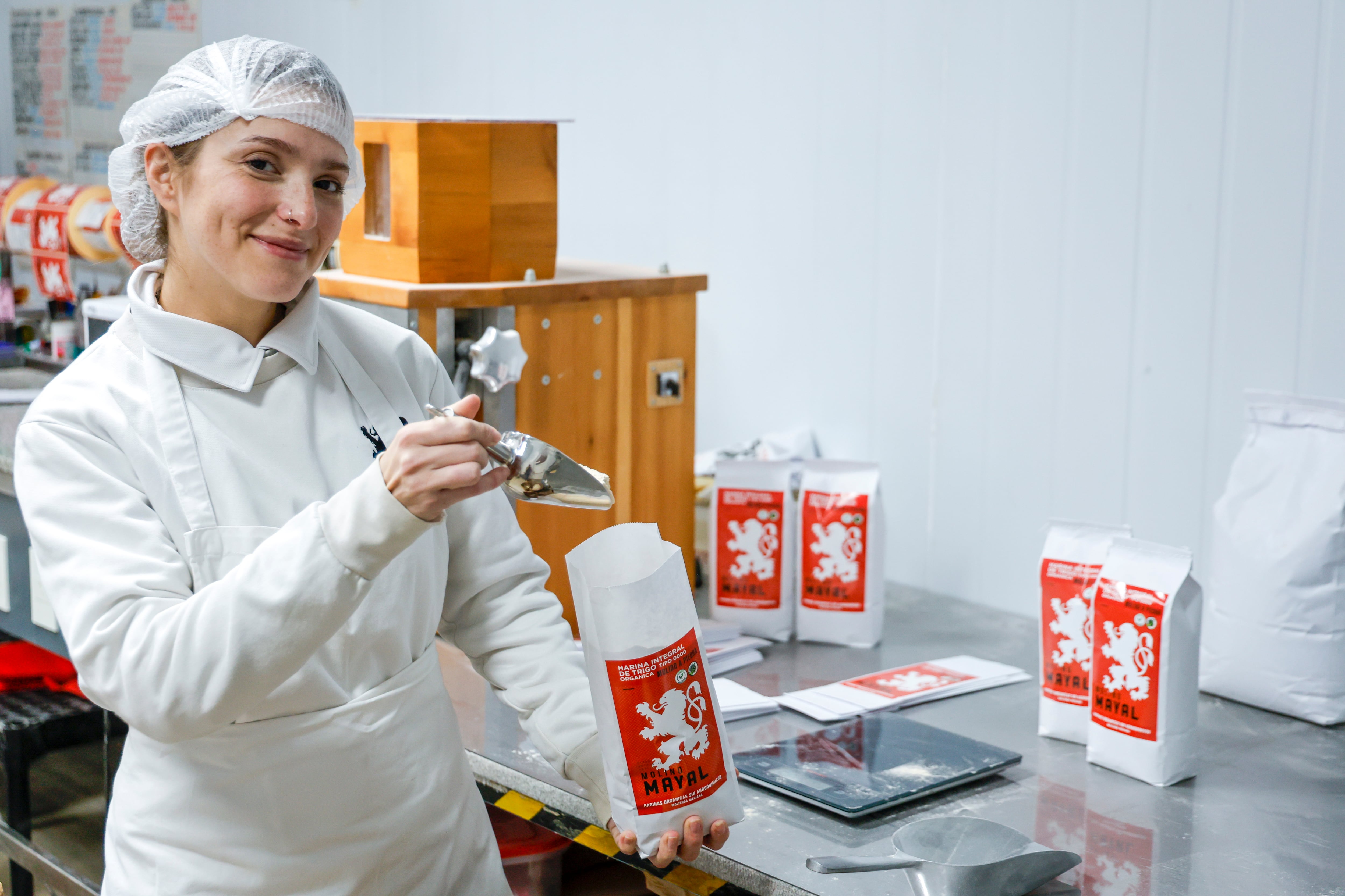 Cada integrante de la familia se encarga de una parte del proceso de fabricación de harinas orgánicas