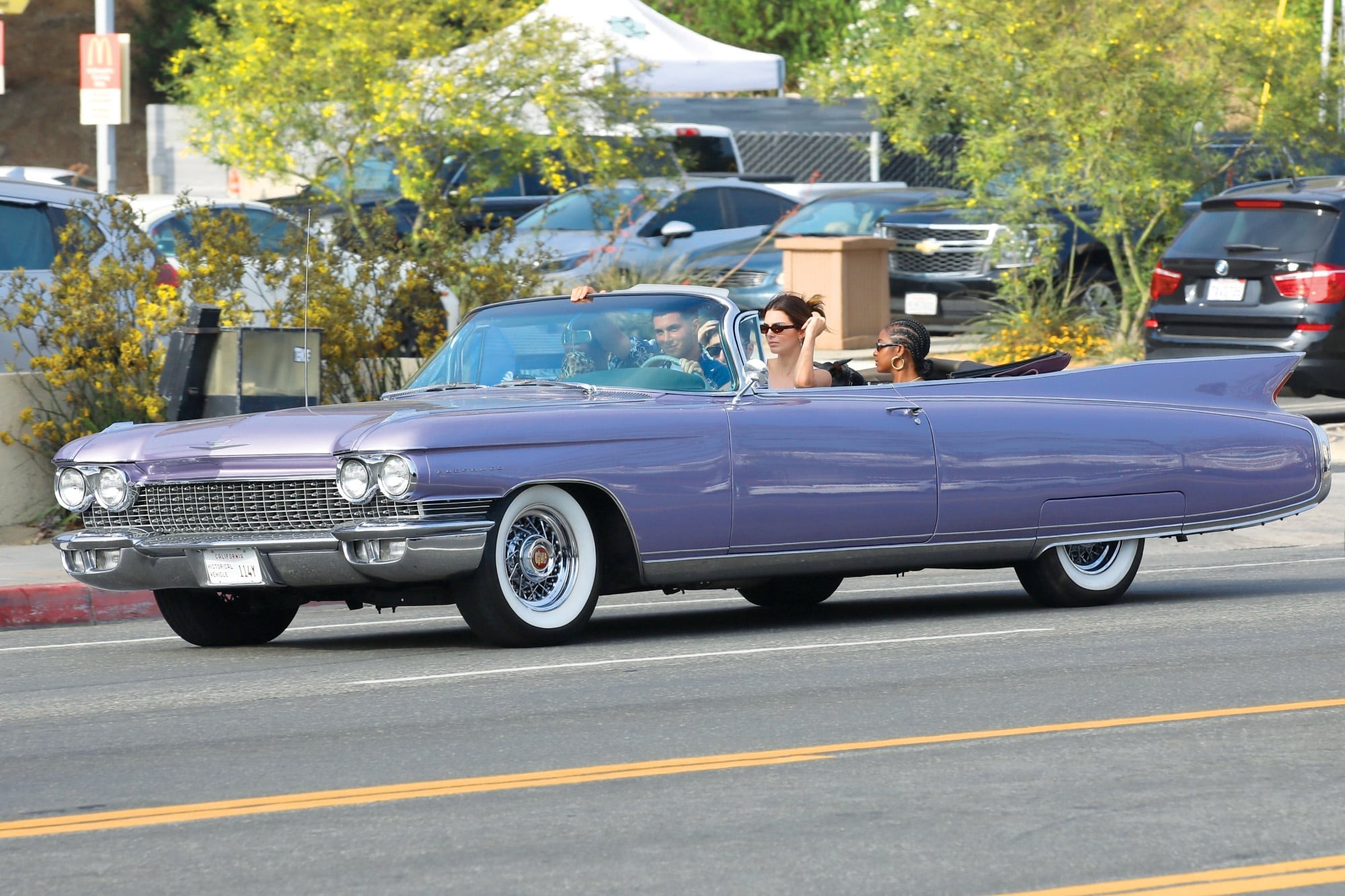 ¿Cuáles son sus preferidos? Kendall Jenner tiene una colección de autos valuada en más de 5 millones de dólares 11 CADILLAC ELDORADO. A este auto, fabricado en 1960, lo compró en 2017. De color lila y con el
techo removible en morado, es un ícono de la era dorada de Hollywood