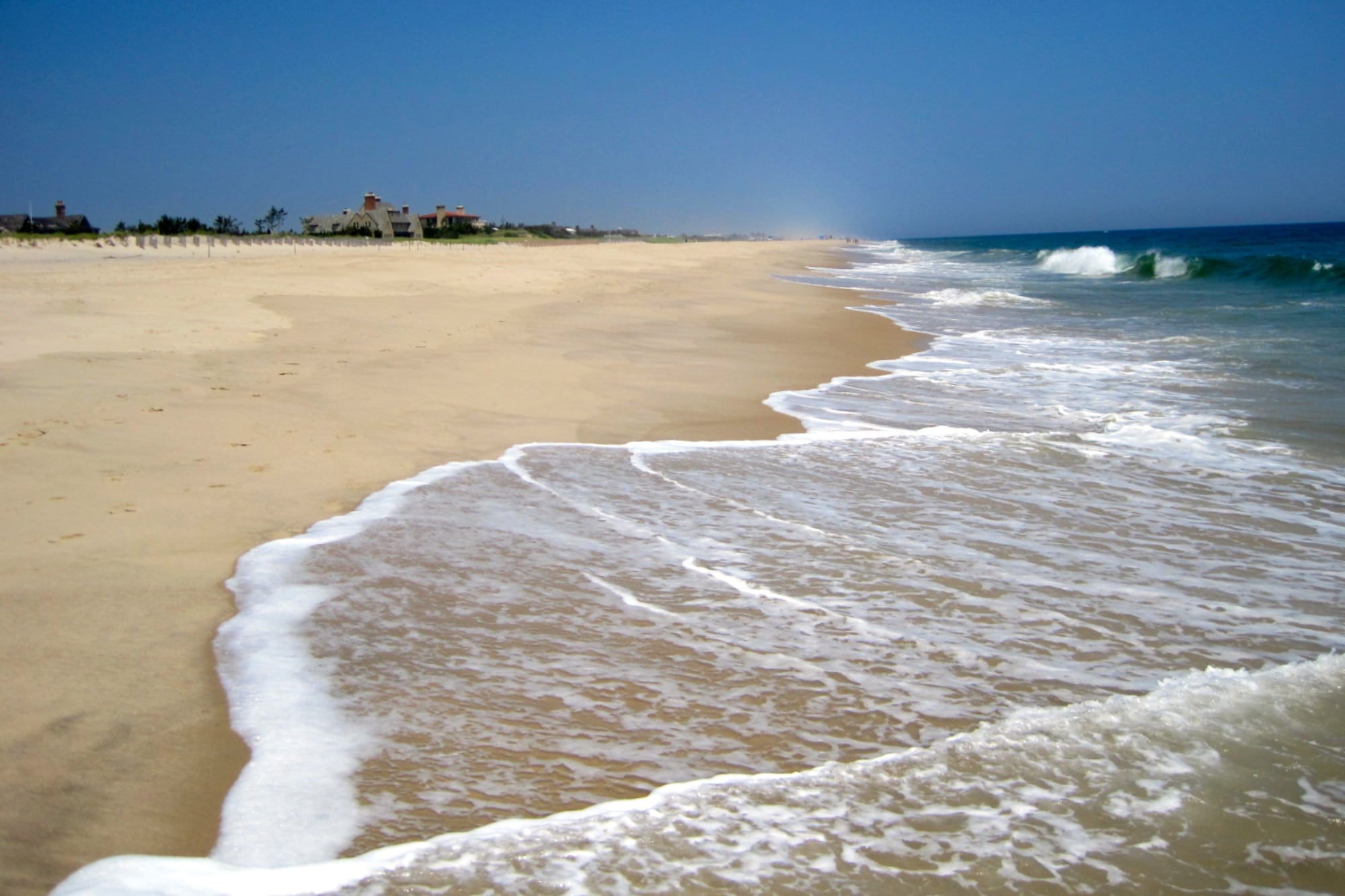 “La mejor de EE.UU.”: la playa escondida en Long Island a la que se puede llegar en tren desde Nueva York