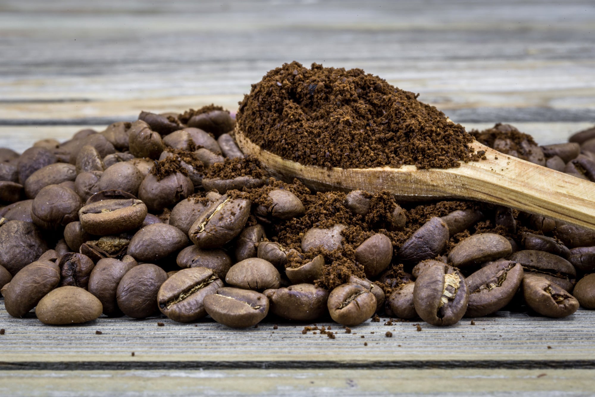 La borra de café aporta nitrógeno al compost, pero usarla sola sobre el suelo puede terminar formando una capa compacta
