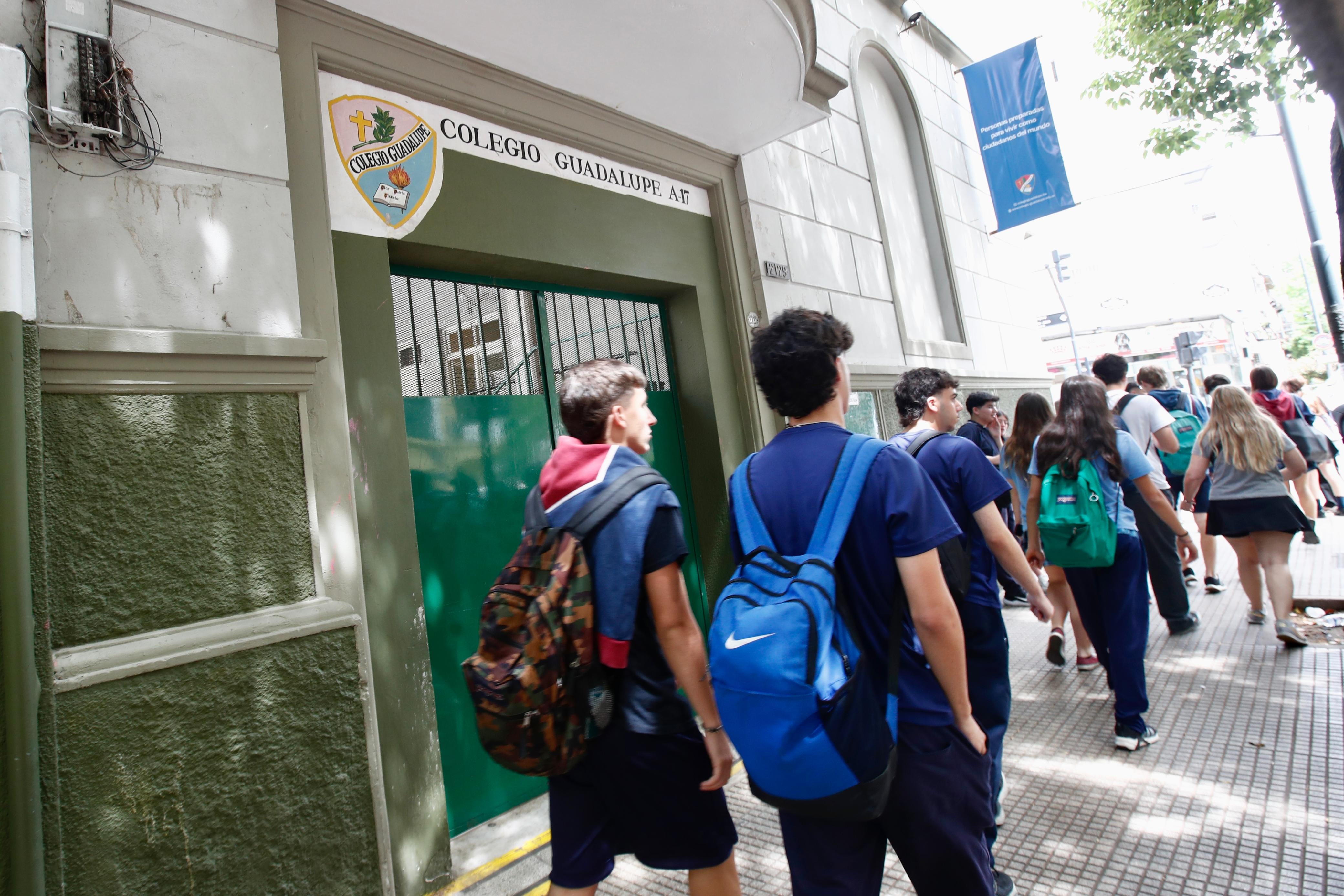 Alumnos abandonan el colegio Guadalupe de Palermo luego de la explosión