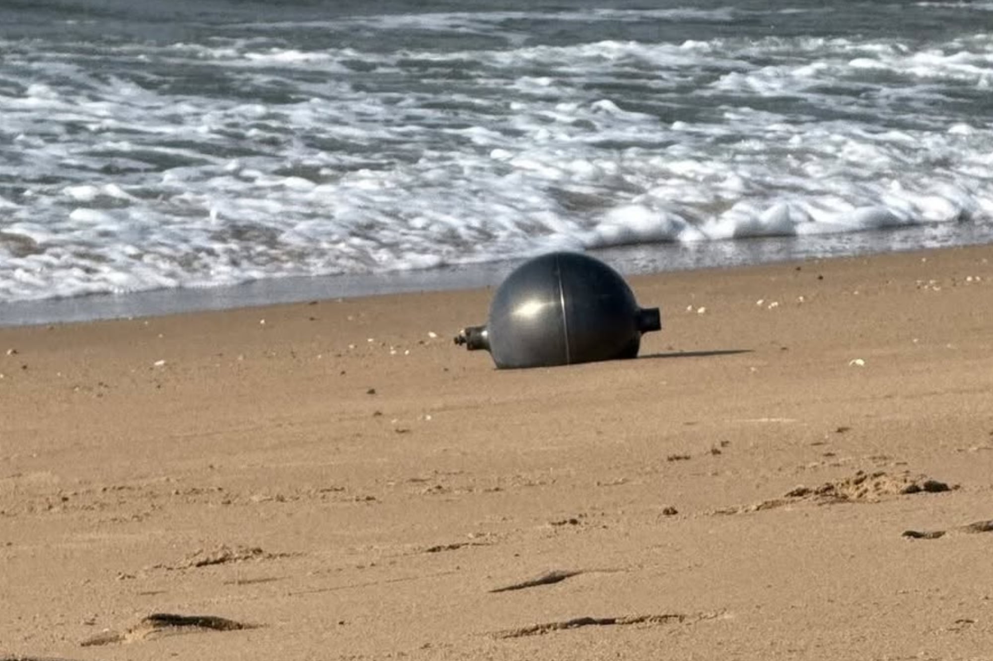 ¿Vienen del espacio?: qué son y por qué aparecieron unas misteriosas esferas metálicas en las playas de Australia