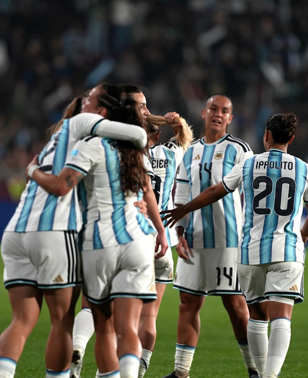 El abrazo de las jugadoras de la selección argentina tras el triunfo