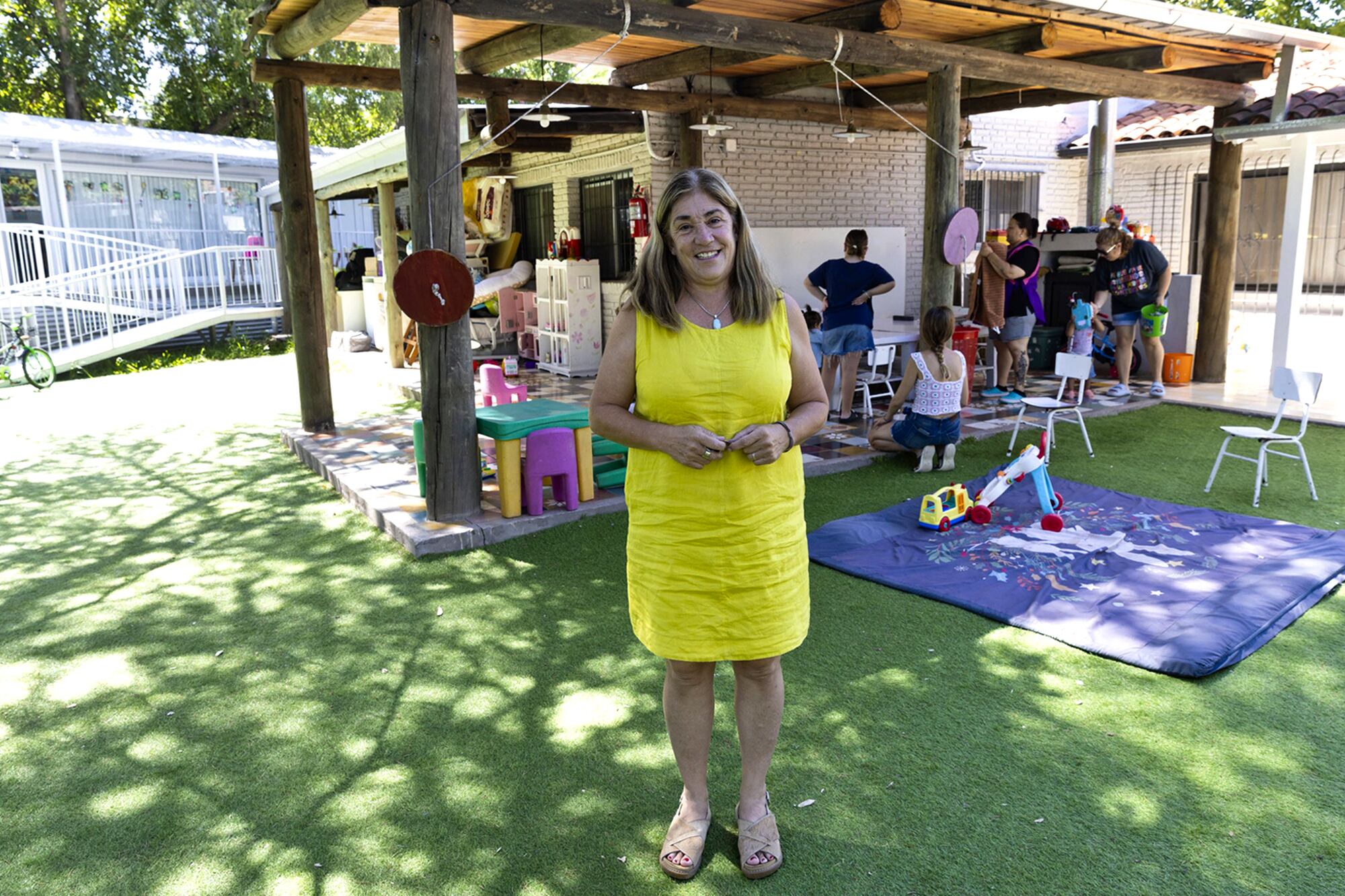El hogar que Sofía abrió hace ya casi dos años está rodeado por un jardín donde hay juegos infantiles; se escucha un