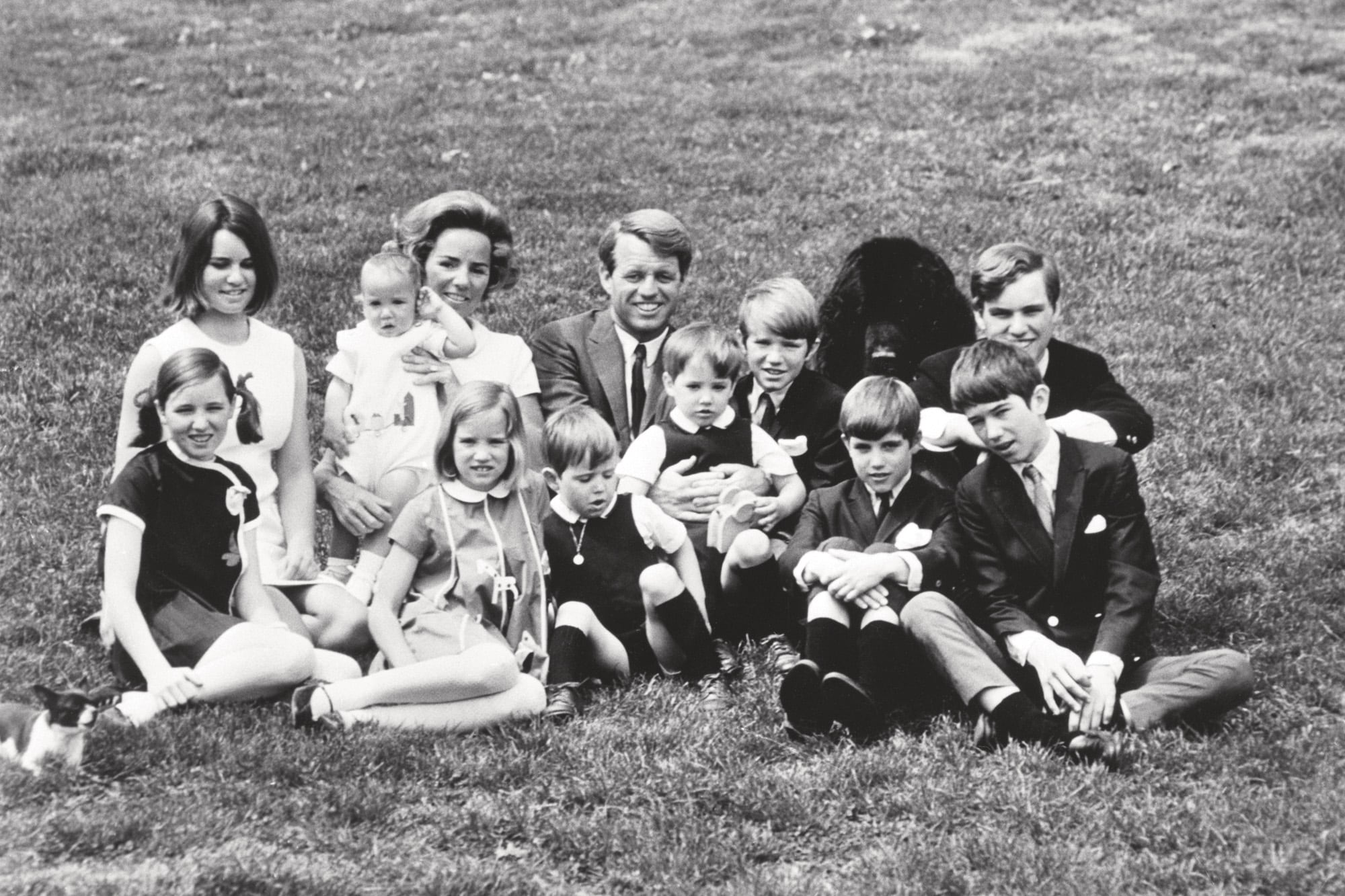 Ethel y Robert con diez de sus once hijos –el menor nació después de que su padre fuera asesinado–, en 1965