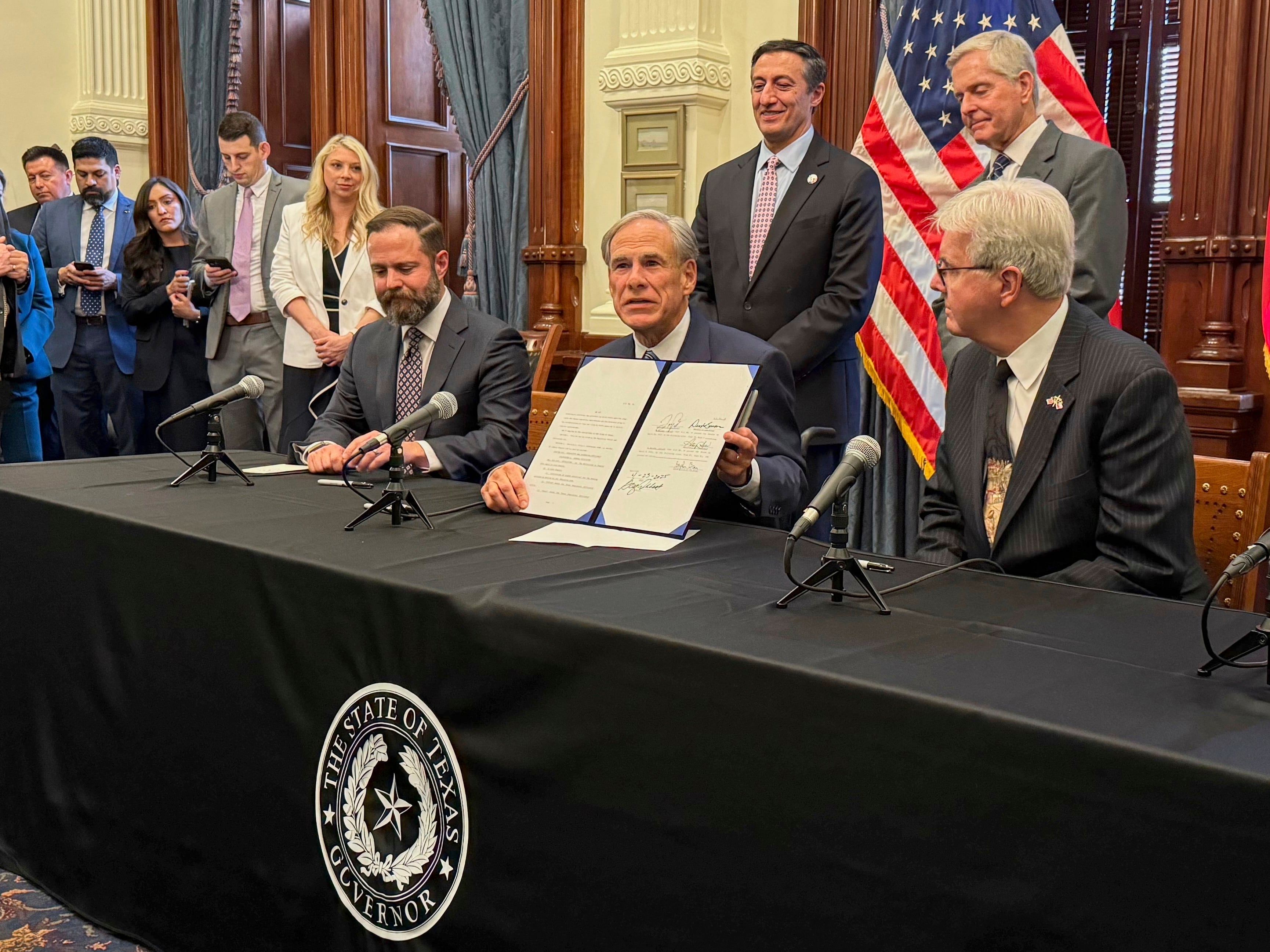 Abbott firma paquete pro-negocios: Texas elimina impuestos a bolsas de valores y bloquea gravámenes a transacciones bursátiles