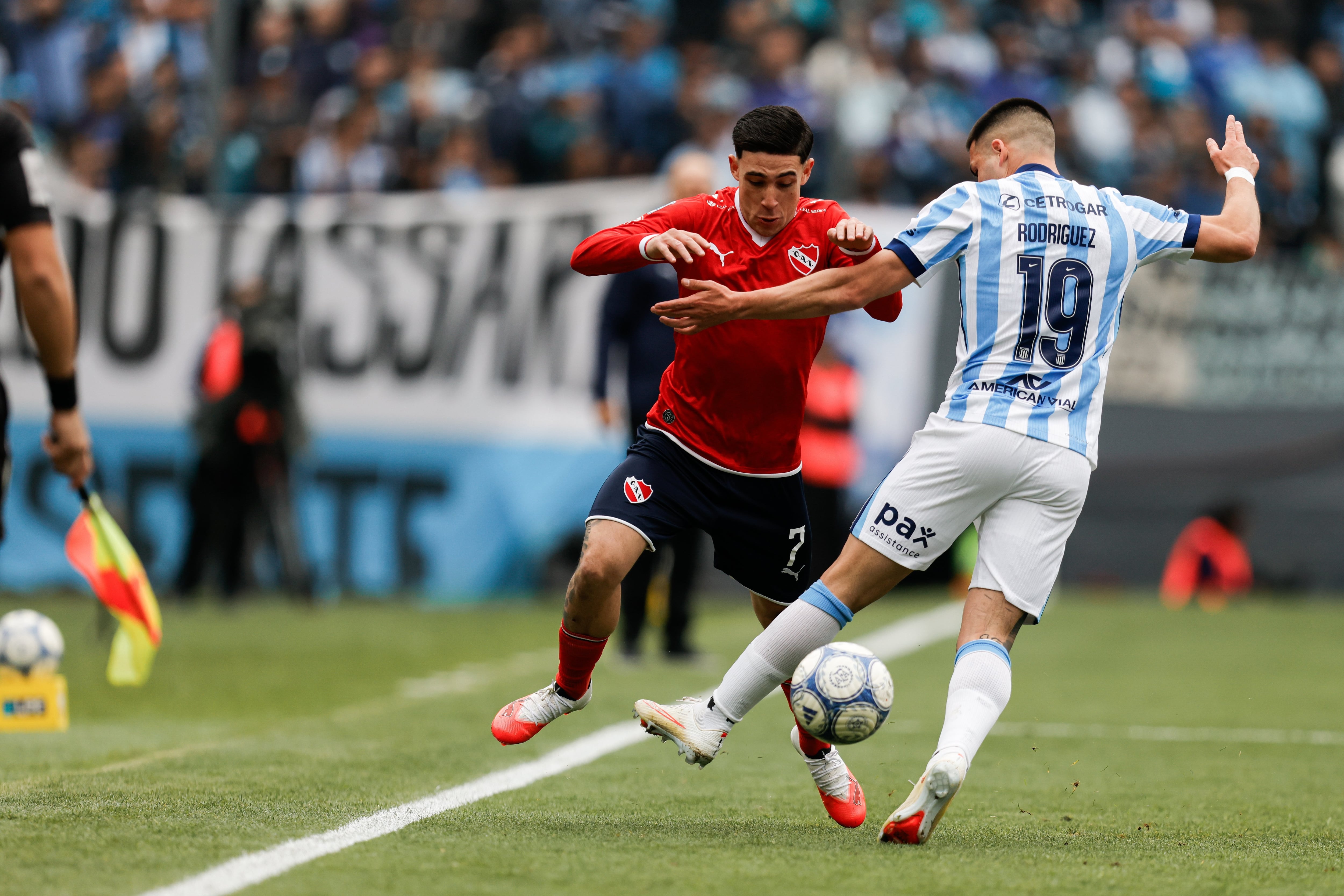 Santiago Montiel maniobra ante la marca de Ignacio Rodríguez: clasificarse para la Copa Sudamericana atraería dinero y exposición en 2027