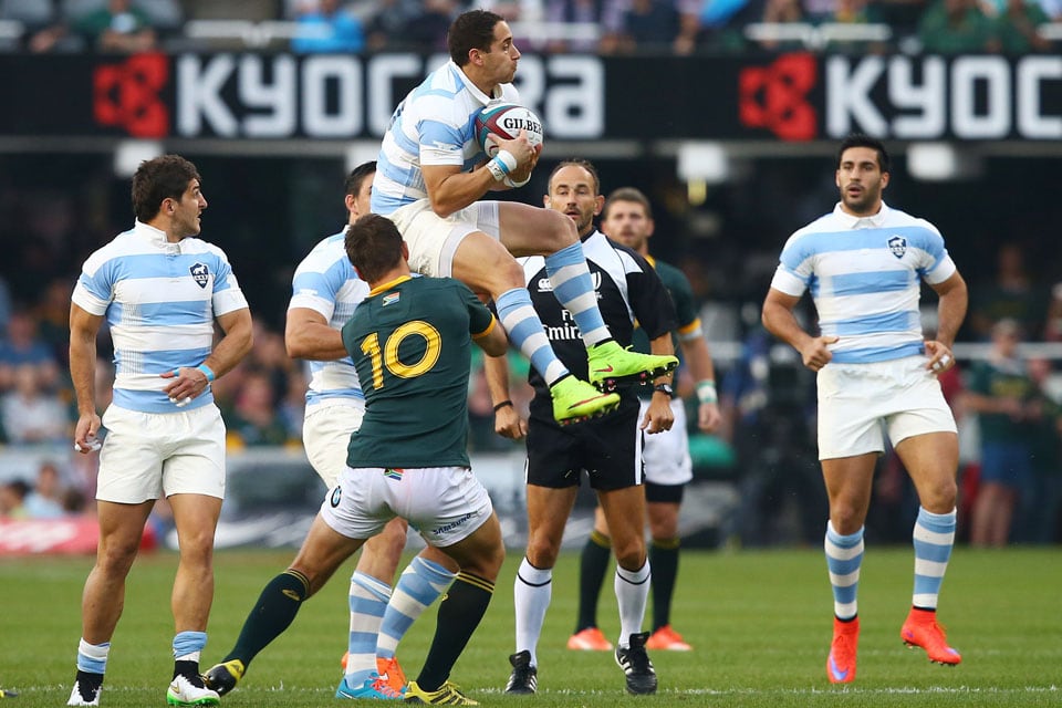 Joaquín Tuculet gana una pelota aérea, en el inolvidable 37-25 de hace 10 años para la selección argentina; por ahora es el único triunfo en el país de Springboks.