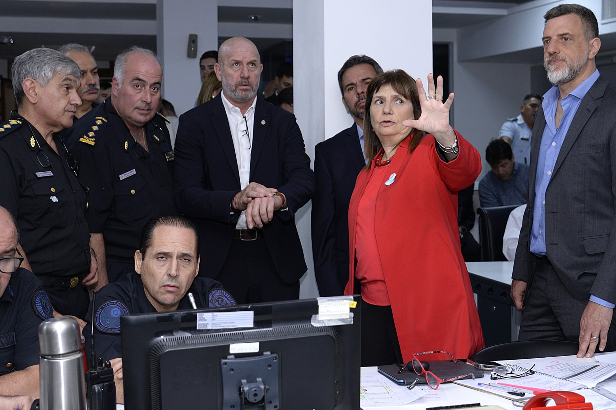 La ministra de Seguridad de Nación Patricia Bullrich, junto a su par de Ciudad Waldo Wolff, el Jefe de la Policía Diego Kravetz y las fuerzas federales y de Ciudad, monitorean la marcha de la CGT desde el Comando Unificado de la PFA.