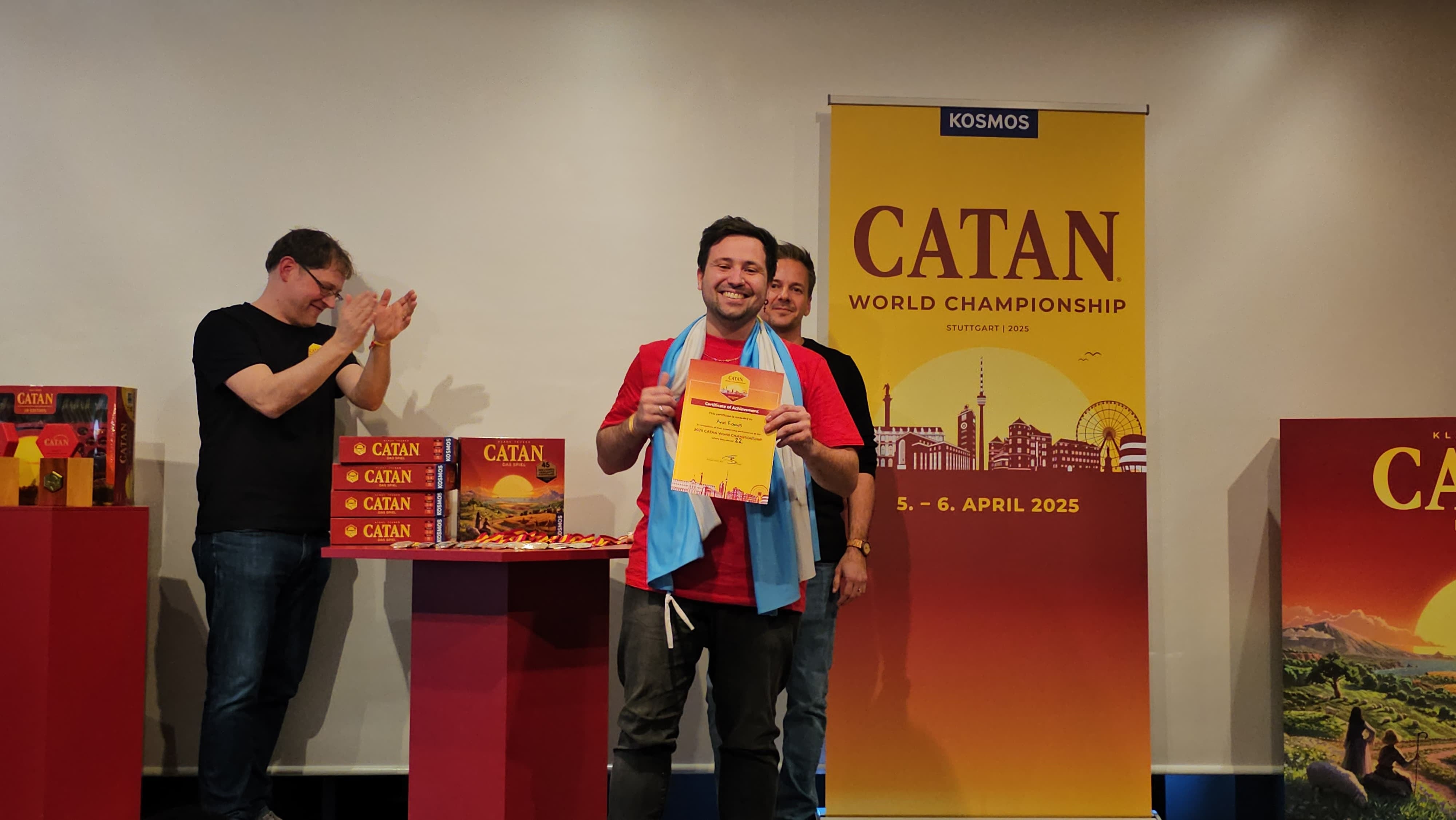 Ariel recibió su diploma del puesto 22