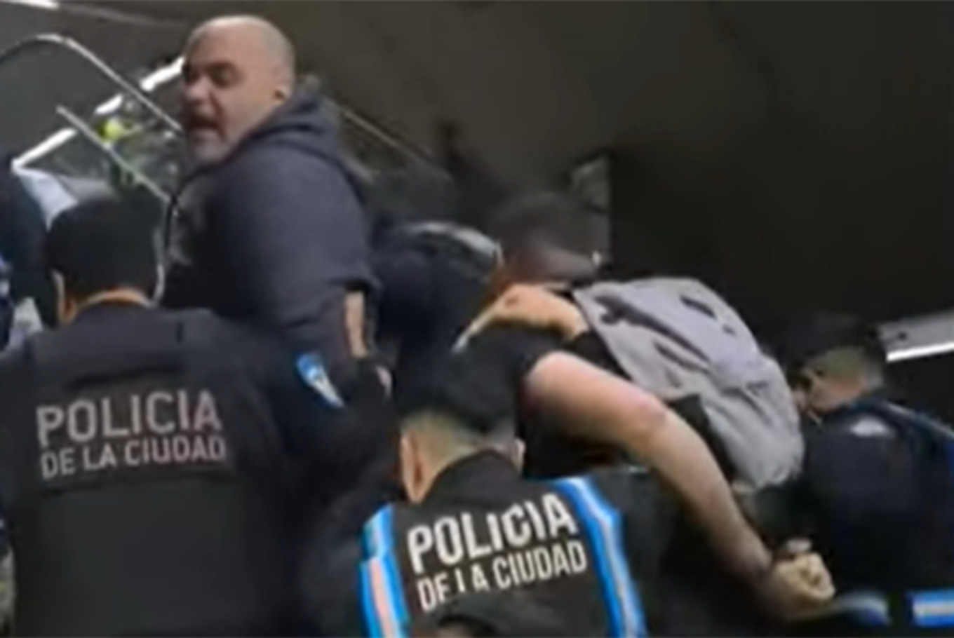 El momento de la detención del delegado gremial que derivó en el paro total de subtes