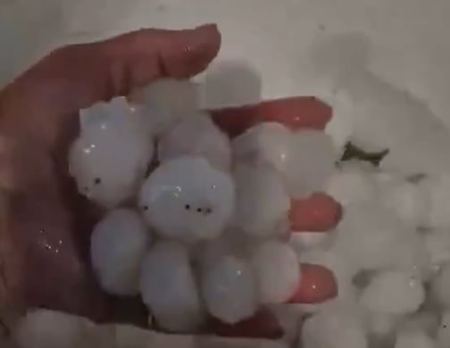 Captura de pantalla de un video que muestra el tamaño de las mega granizadas en Italia. Fuente: X