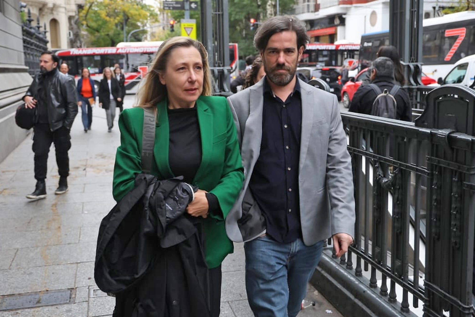 Myriam Bregman y Nicolás del Caño llegando al Congreso para el tratamiento de la Ley de Bases
