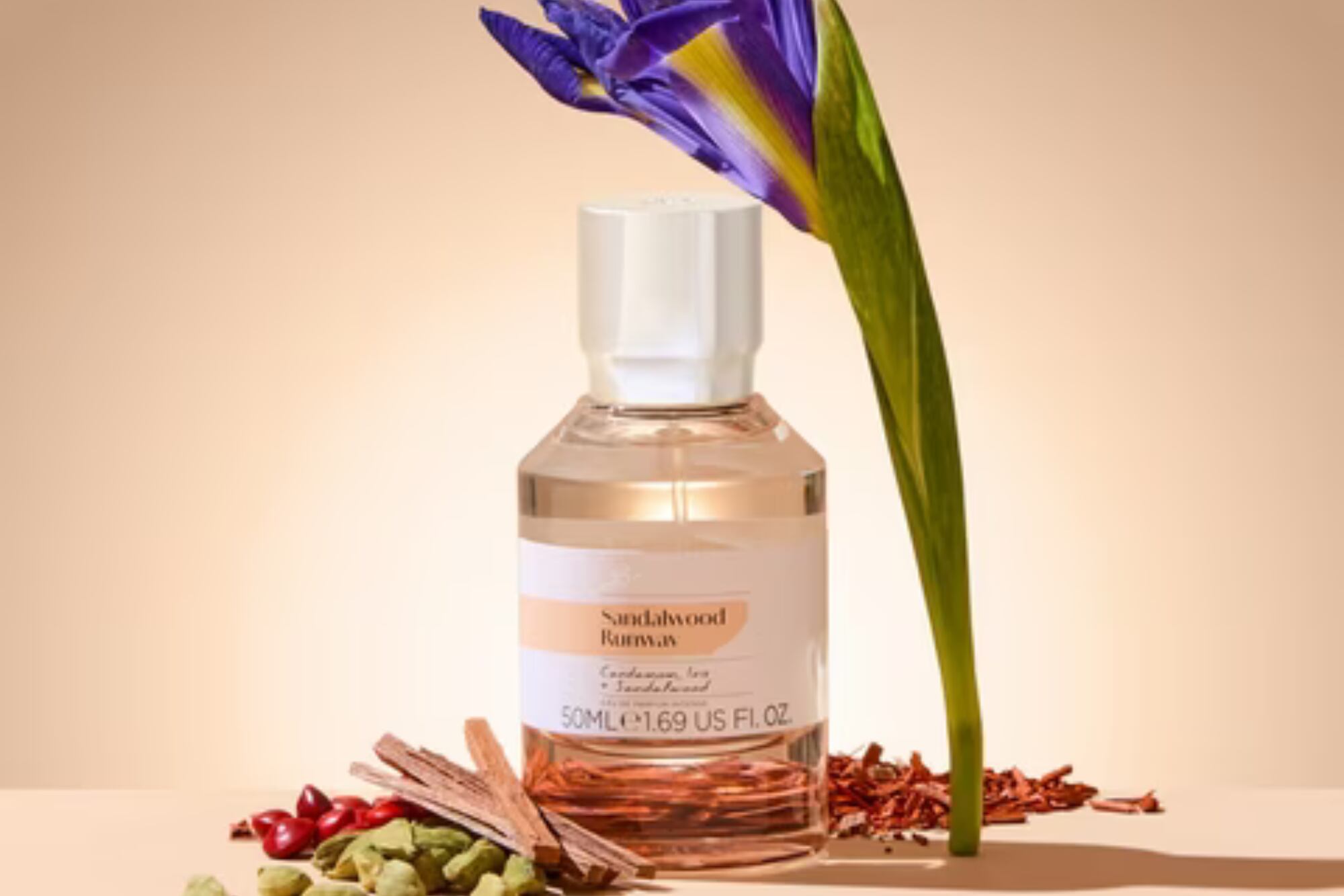 Primark también ofrece perfumes que imitan perfiles de lujo por poco más de US$10, bajo la línea PS… Pro Eau de Parfum