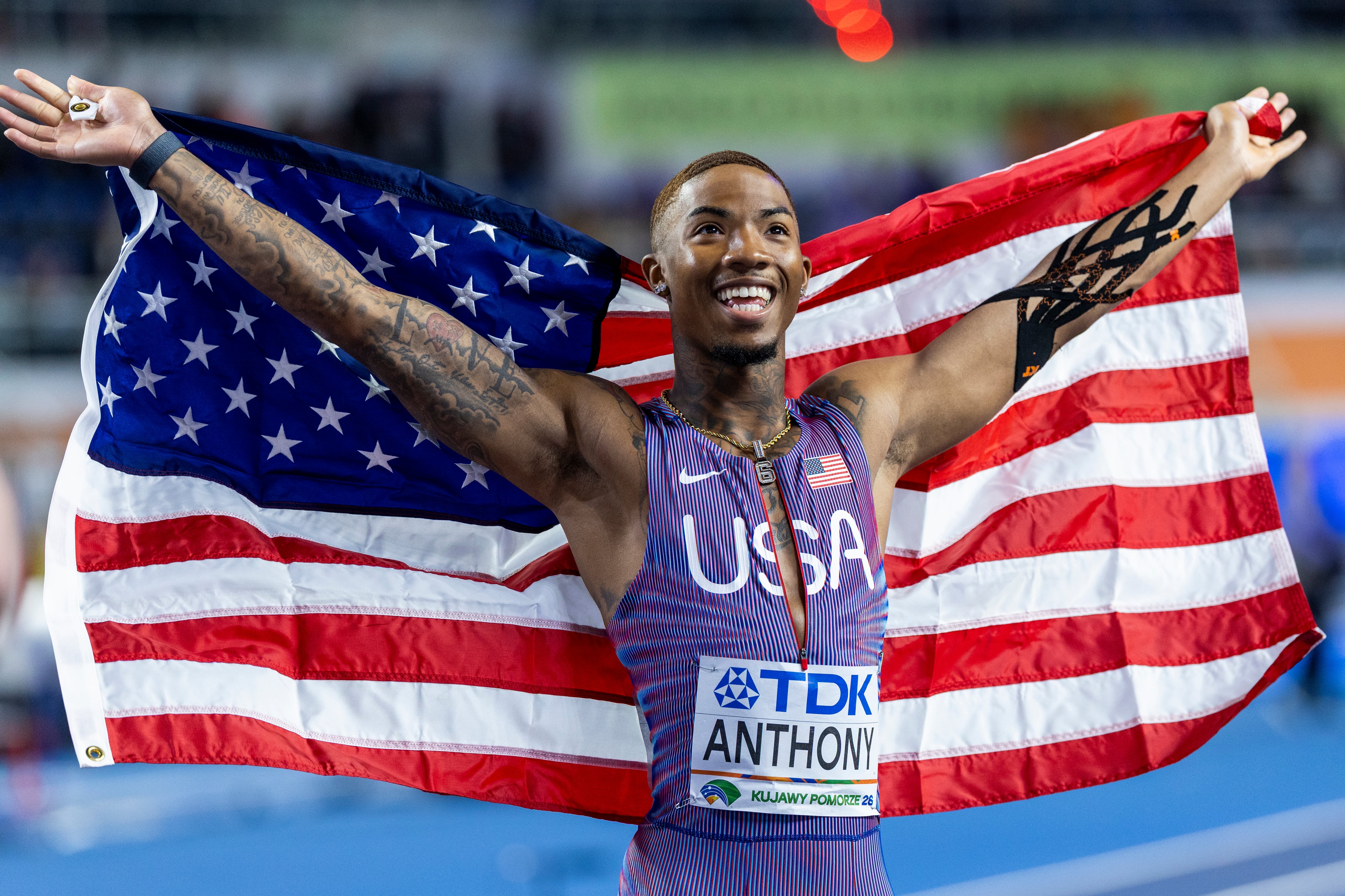 Jordan Anthony, la bandera y la sonrisa; en el certamen clasificatorio de su país dejó atrás a nada menos que Noah Lyles.