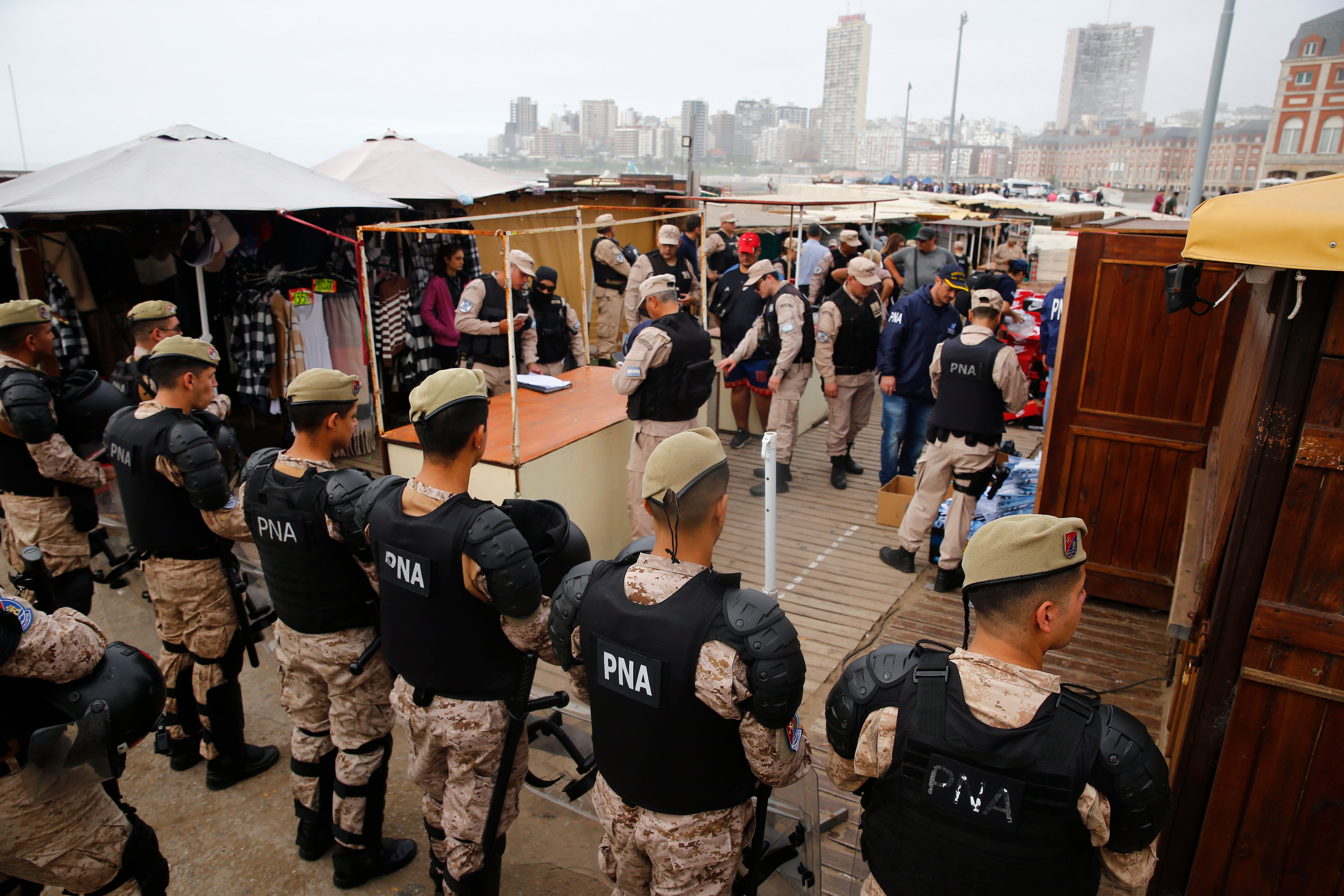Fuerte operativo con Prefectura Naval en la feria de la rambla con secuestro de mercadería
El despliegue estaría originada en una denuncia de la Agencia de Recaudación y Control Aduanero (ARCA).
miércoles 15 de abril de 2026, Mar del Plata.