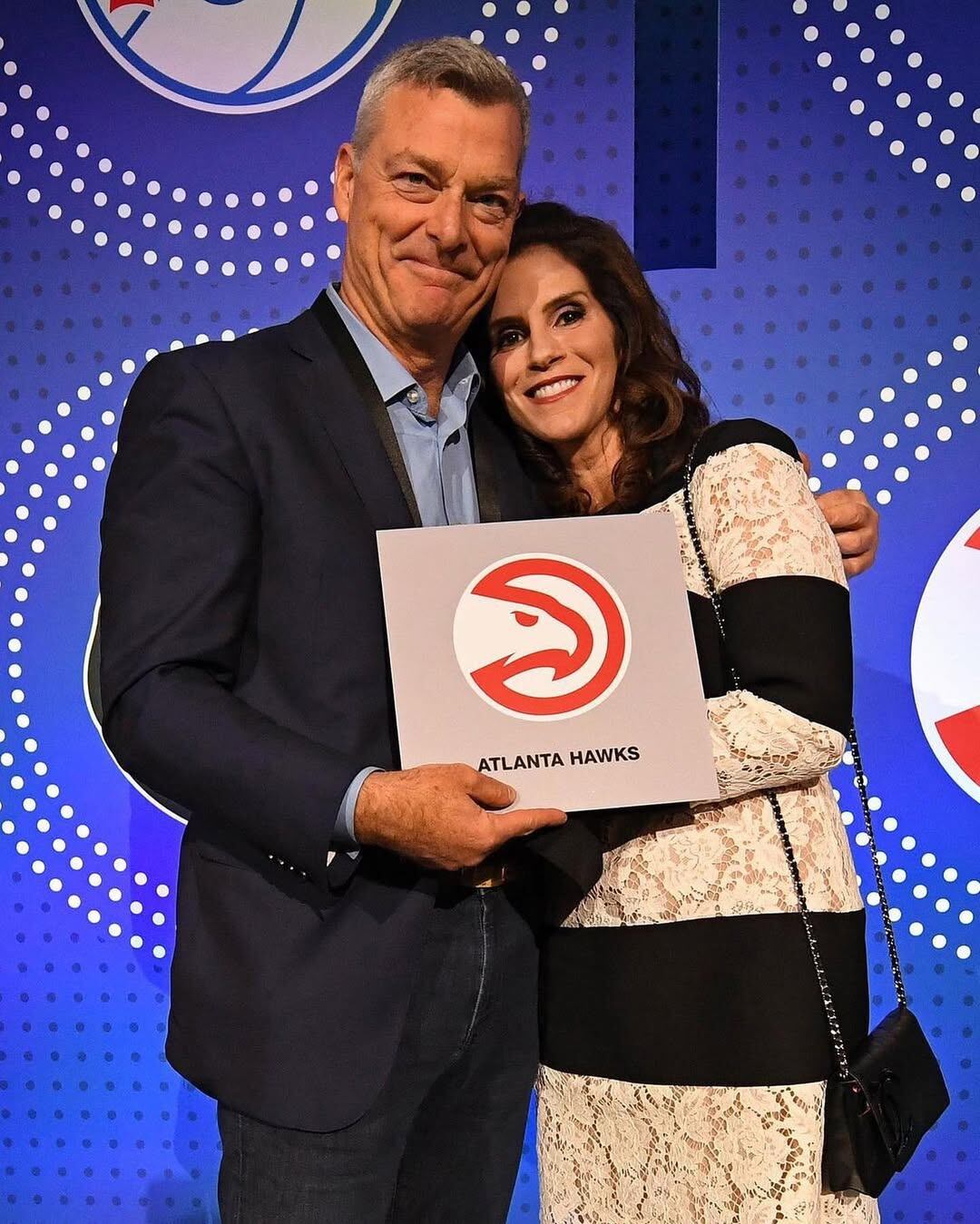 Jami Gertz y Tony Ressler se casaron en 1989 y tienen tres hijos (Foto: Instagram @atlhawks)