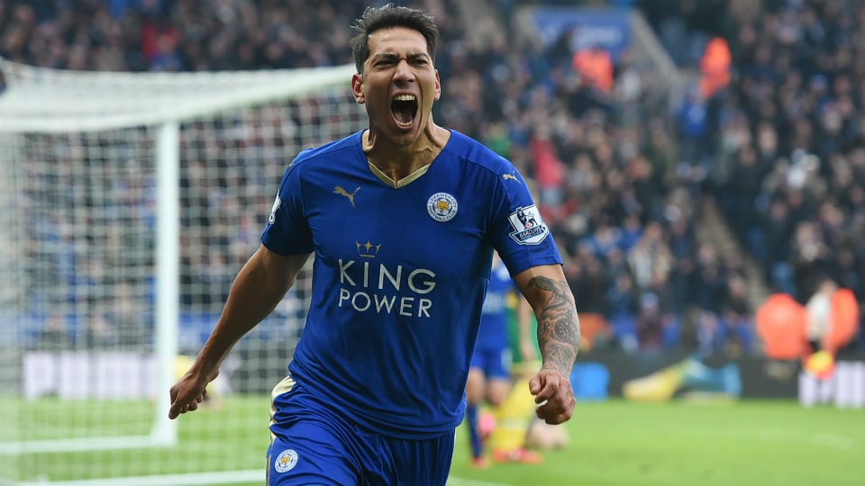 Leonardo Ulloa festeja un gol durante la campaña de Leicester en la conquista de la Premier League en 2016