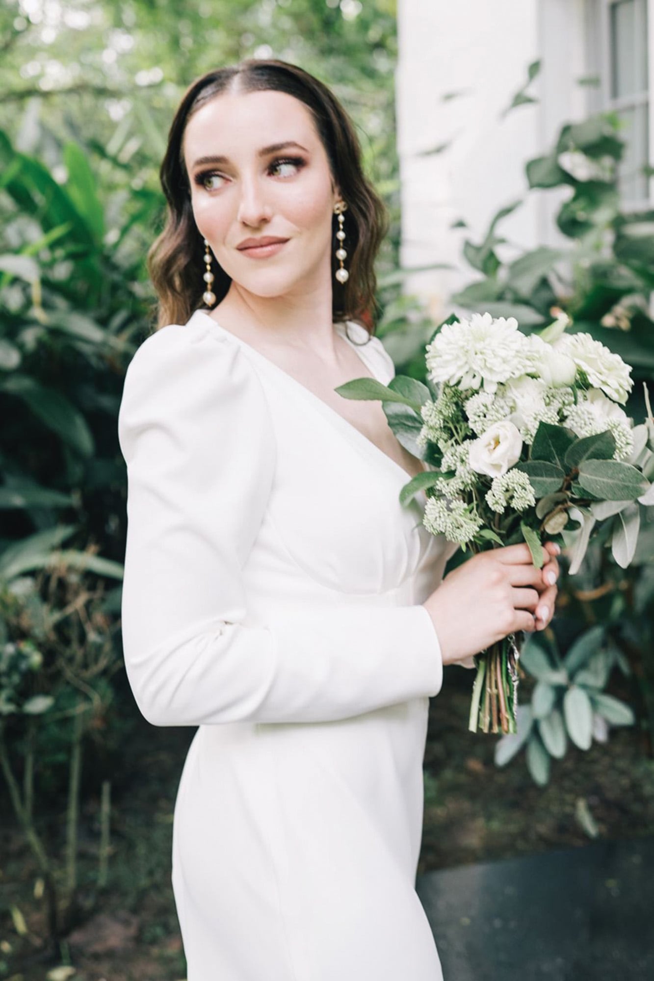 Dos outfits lució Rocío para la fiesta. El primero fue este elegante diseño con escote y gran cola de Pronovias, con el que ingresó al salón