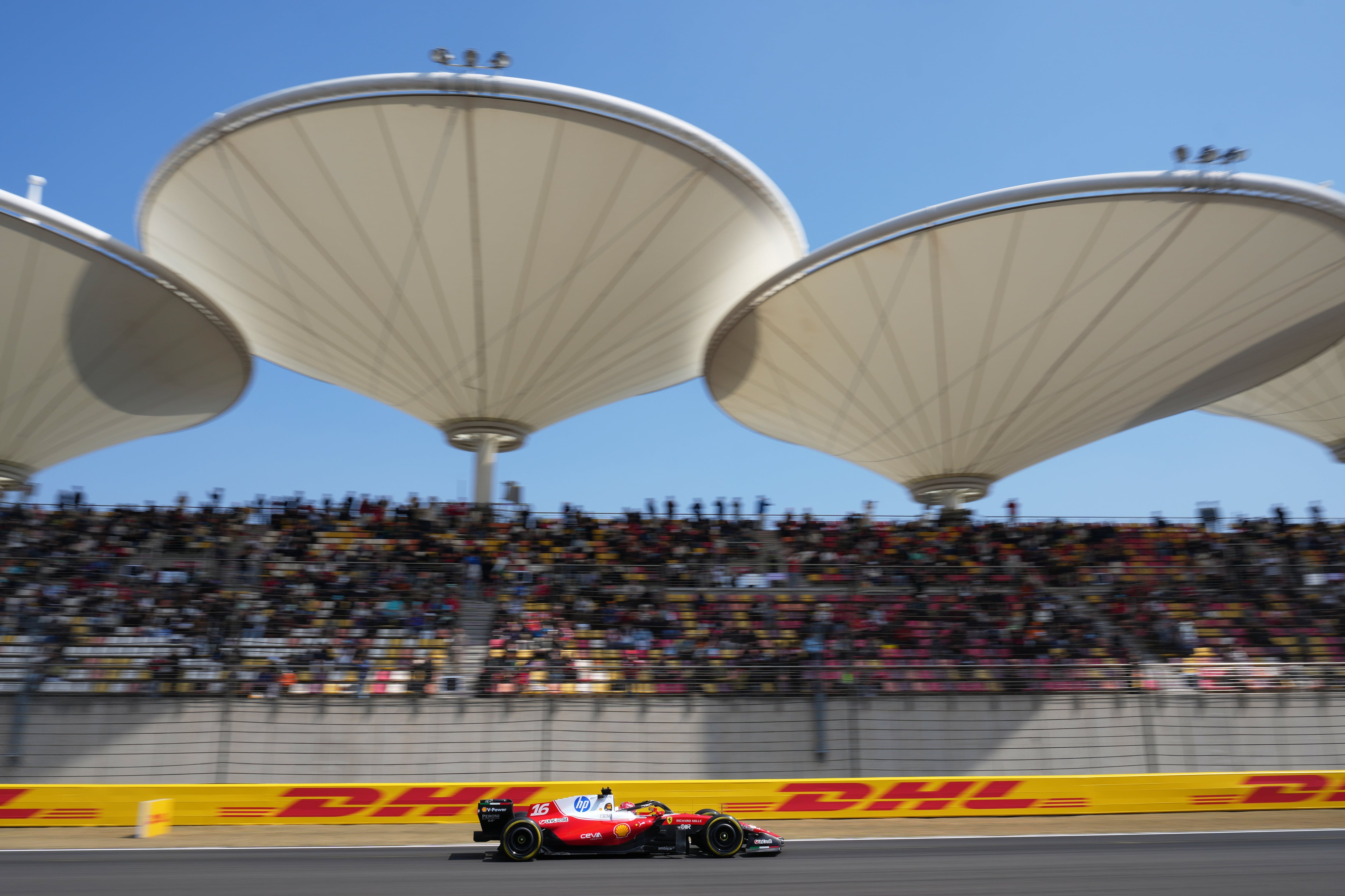 Charles Leclerc circula por la larga recta de Shanghái, donde Ferrari dio un pequeño paso atrás en las prácticas: fue superado por McLaren; de todos modos, los tiempos de ensayos no son determinantes.