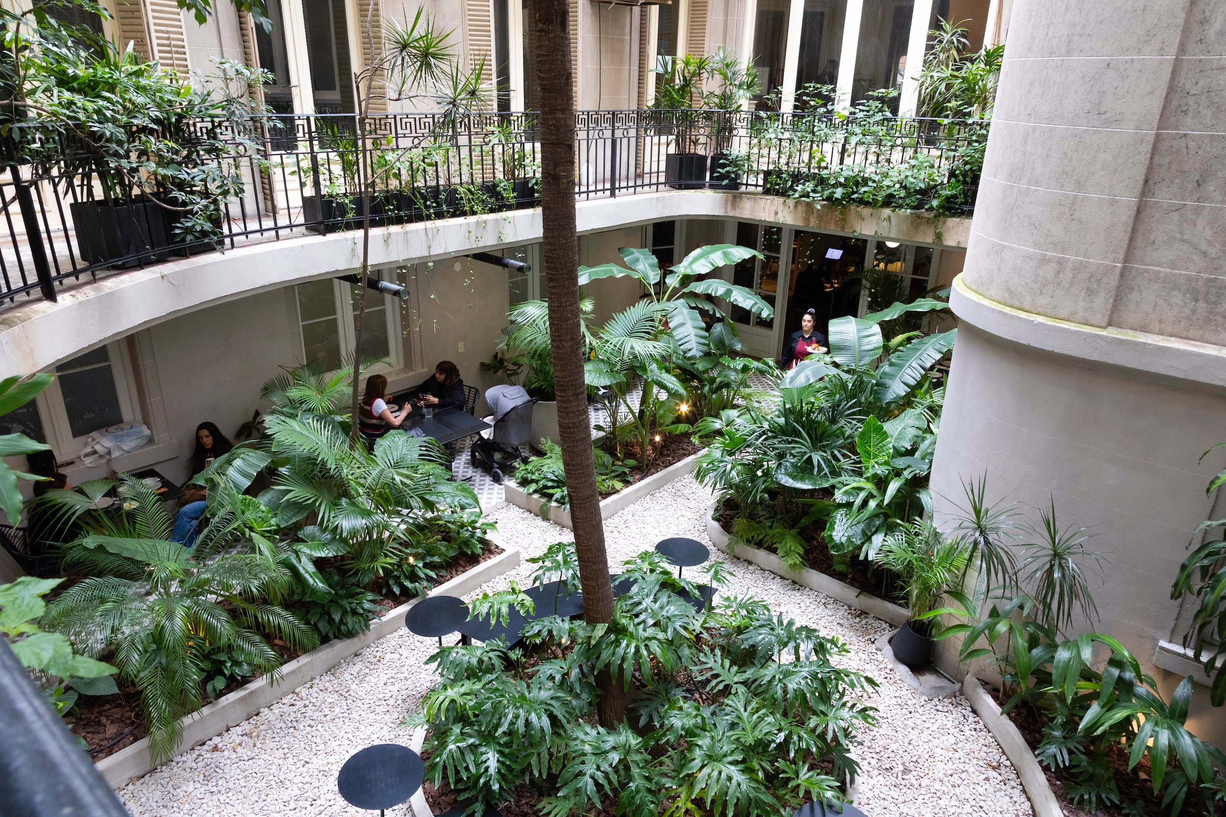 Aperturas y clásicos para comer en uno de los barrios con más movimiento gastronómico