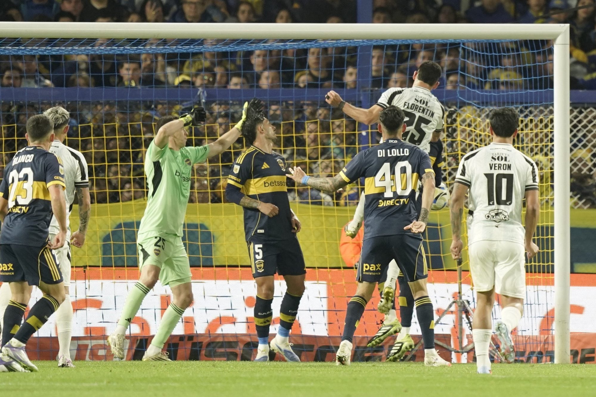El descuento de Central Córdoba: Florentín gana en lo alto y Marchesin estaba fuera del eje de la jugada