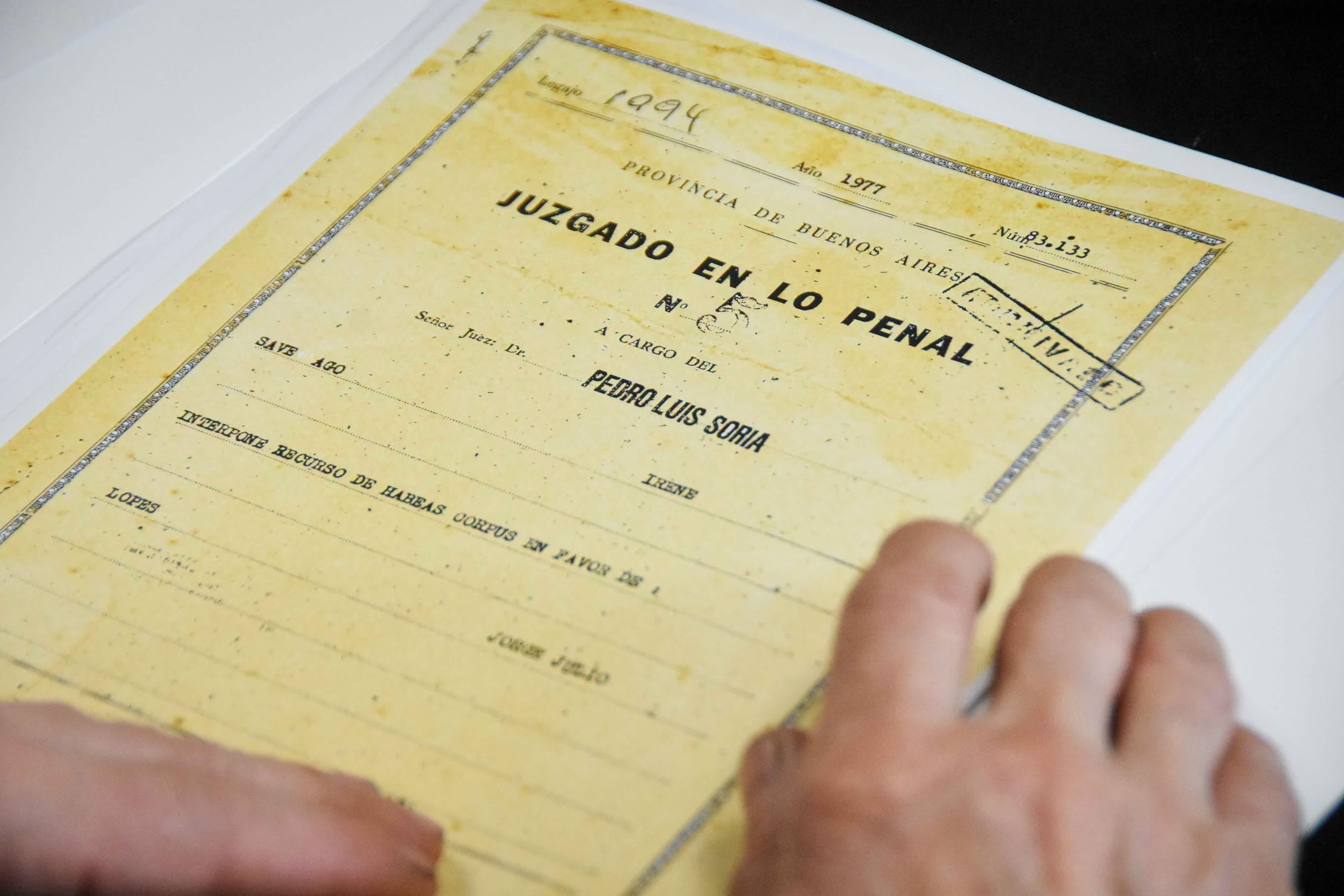Días atrás, al conmemorarse el Día Internacional de las Víctimas de Desapariciones Forzadas funcionarios del Archivo Provincial de la Memoria entregaron a la familia de López una copia del habeas corpus presentado tras su secuestro durante la dictadura