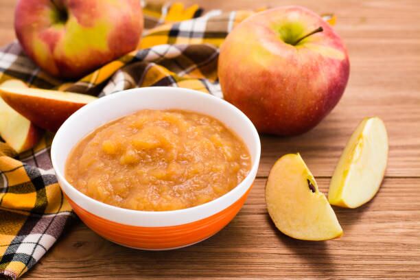 La compota de manzana es un plato que todo el mundo puede comer, ya que la fruta queda blanda, accesible para niños y ancianos