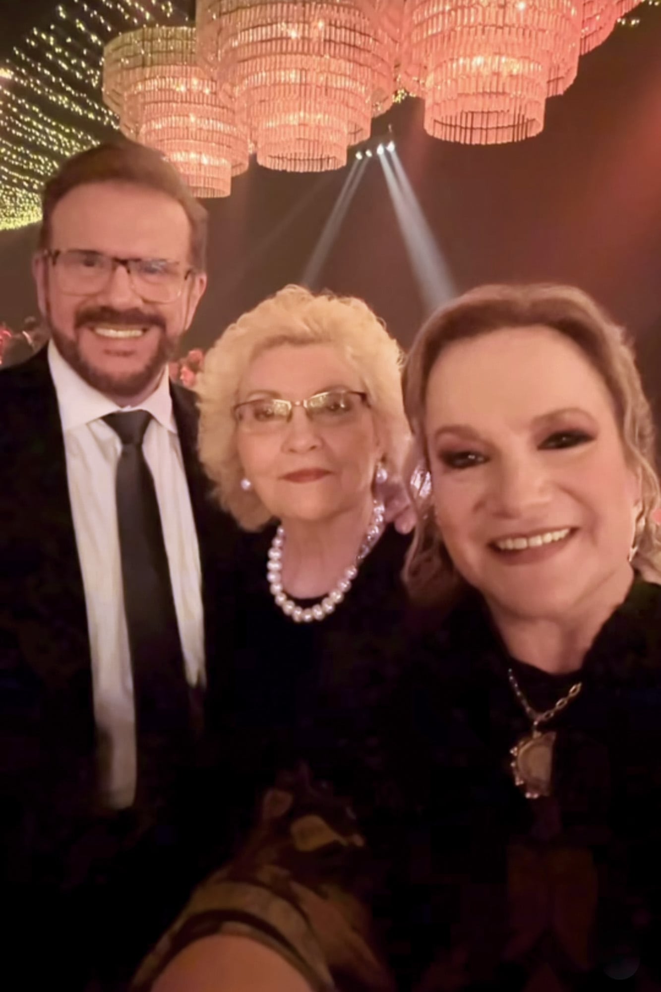 Joaquín y Lucía, junto con María Nieves Álvarez Machín de Azorey, que es prima hermana de María Engracia Cuervo Álvarez, mamá de los hermanos Galán