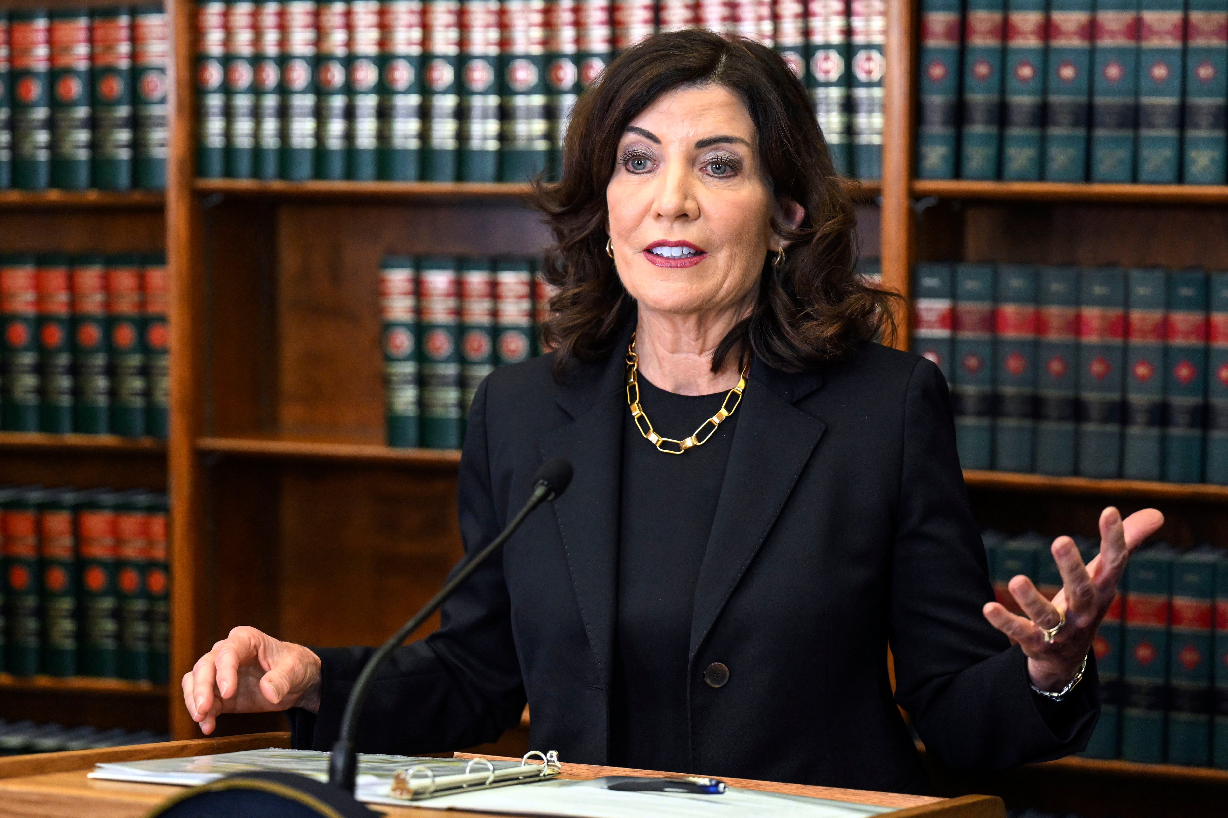 Buenas noticias en Nueva York: la gobernadora Hochul firma aumentos salariales para docentes y beneficios en salud