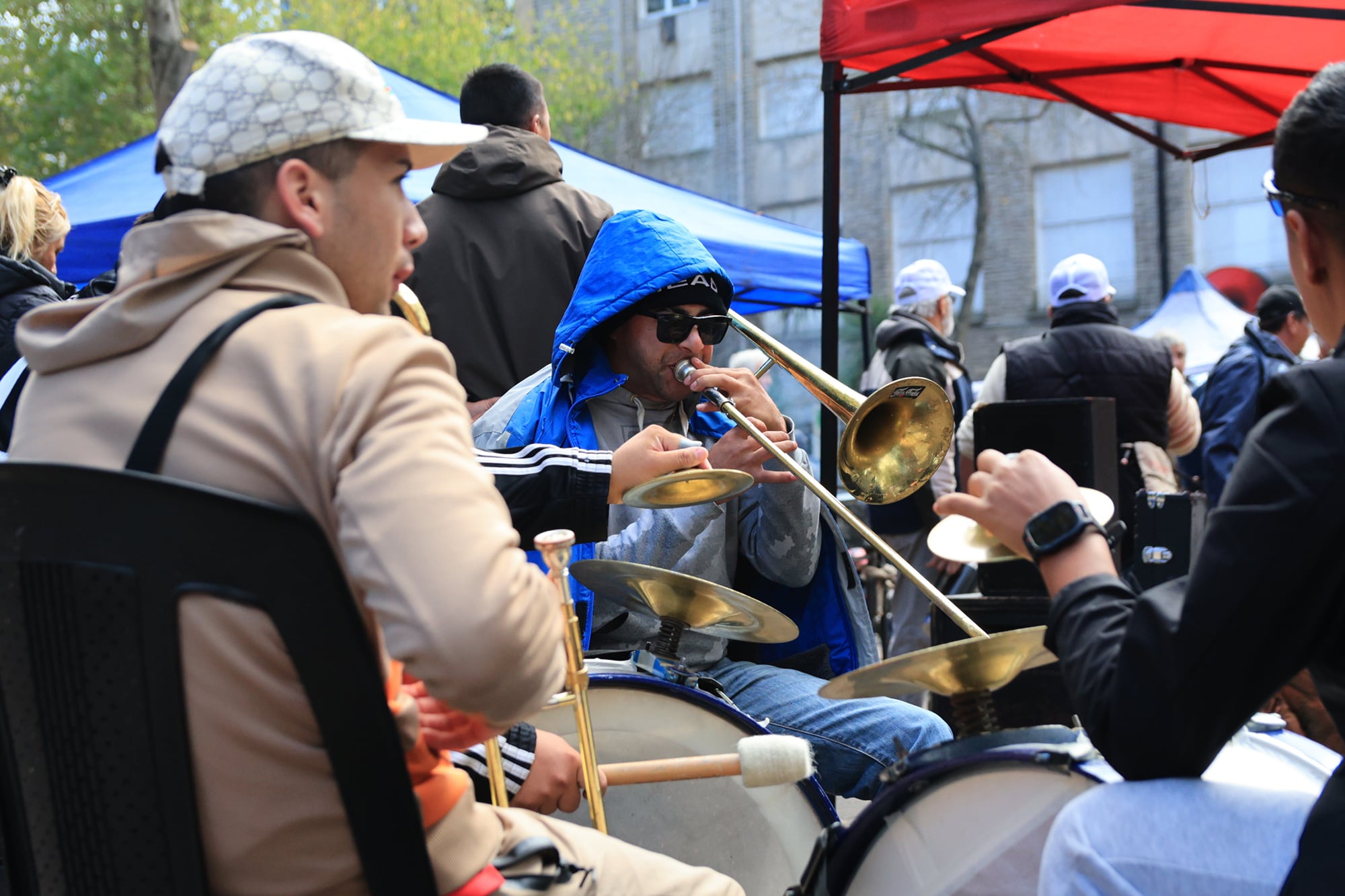 Con parrillas móviles y música en vivo, los feriantes reclamaron una respuesta del gobierno local