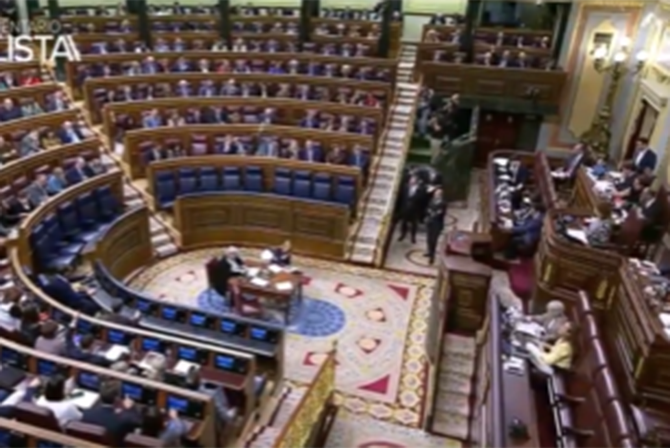 Diputados españoles aprobaron una propuesta para dejar de usar la palabra “cáncer” como insulto y Pérez-Reverte contraatacó