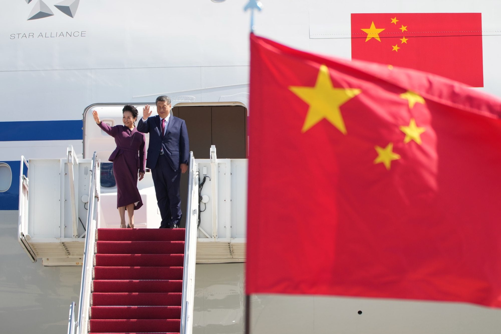 Xi Jinping y su mujer saludan desde la escalera del avión antes de partir de regreso a Pekín