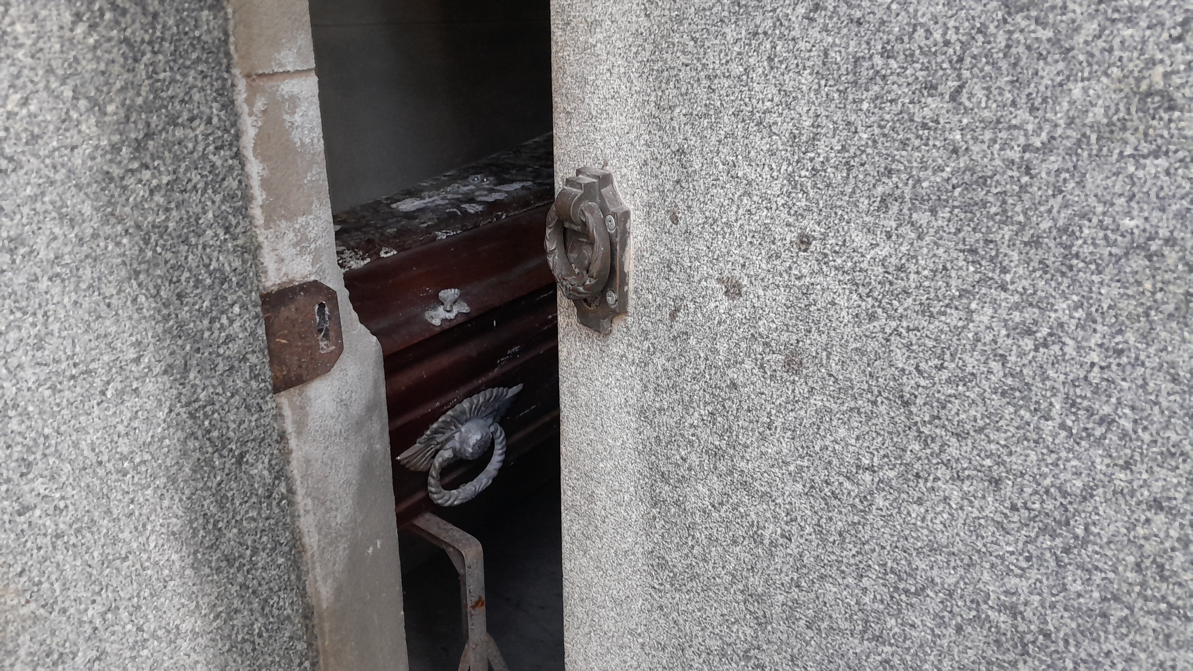 Bóvedas vandalizadas y profanadas en el cementerio municipal de La Plata