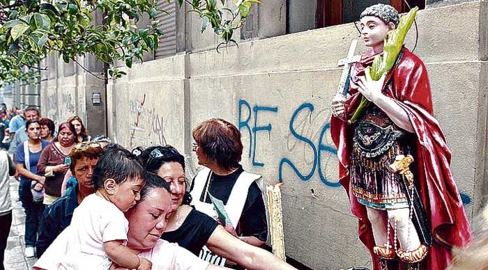 Miles de fieles veneran a San Expedito