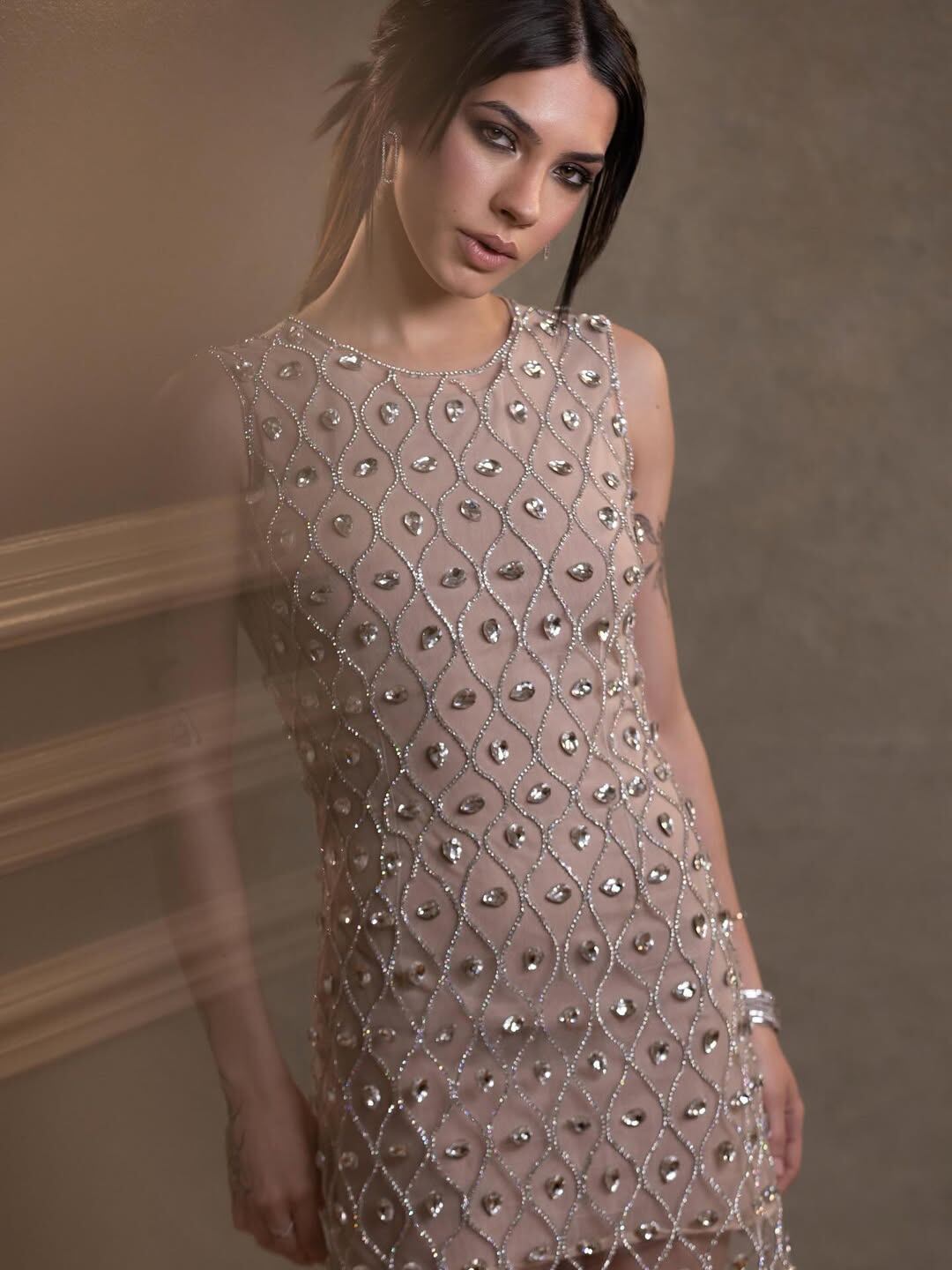 La joven lució distintos looks de noche, desde vestidos, hasta un mono con piedras y un conjunto sastrero (Foto: Instagram @cynthiamartos)