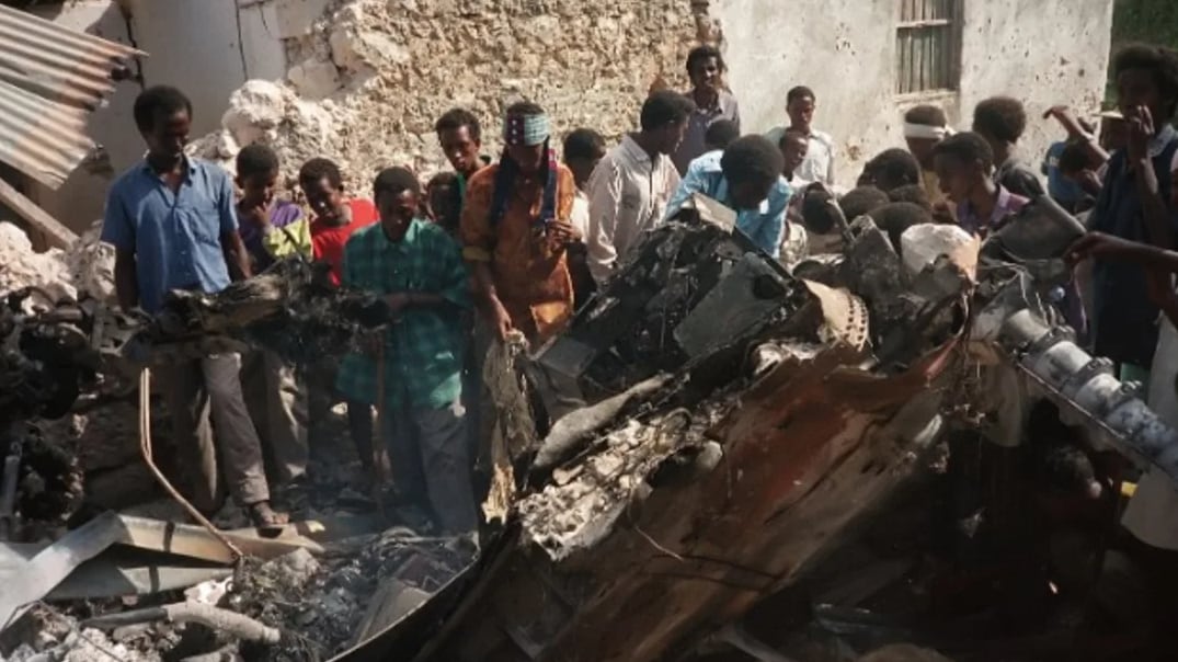 Tras la caída del gobierno en 1991, distintas milicias se disputaron el control de Somalia. La guerra agravó la hambruna y dificultó la llegada de ayuda a la población. En Mogadiscio, una de las facciones más poderosas estaba encabezada por Mohamed Farrah Aidid