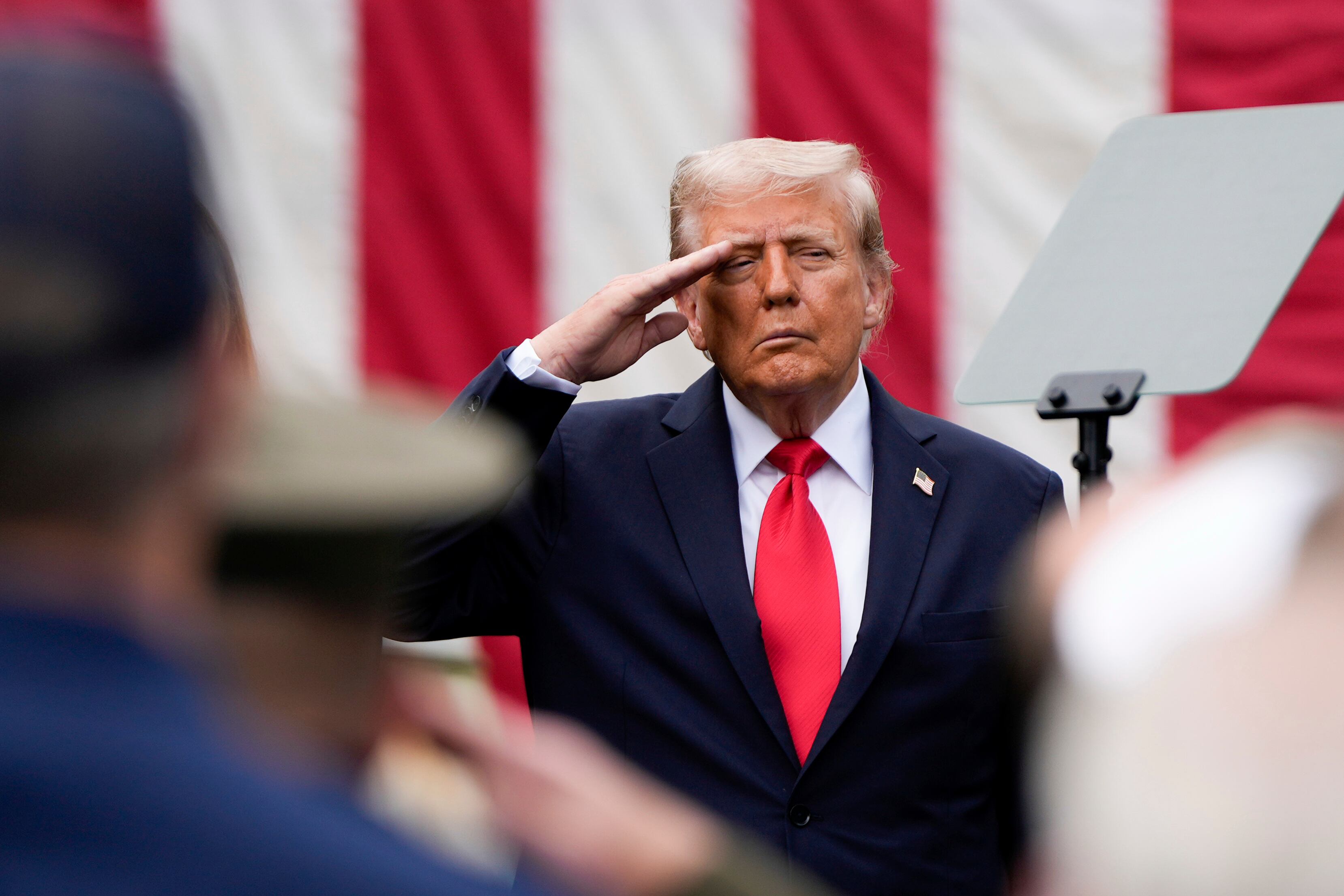 El presidente Donald Trump saluda durante una ceremonia en el Pentágono para conmemorar el 24 aniversario de los ataques del 11 de septiembre, el 11 de septiembre de 2025, en Washington.