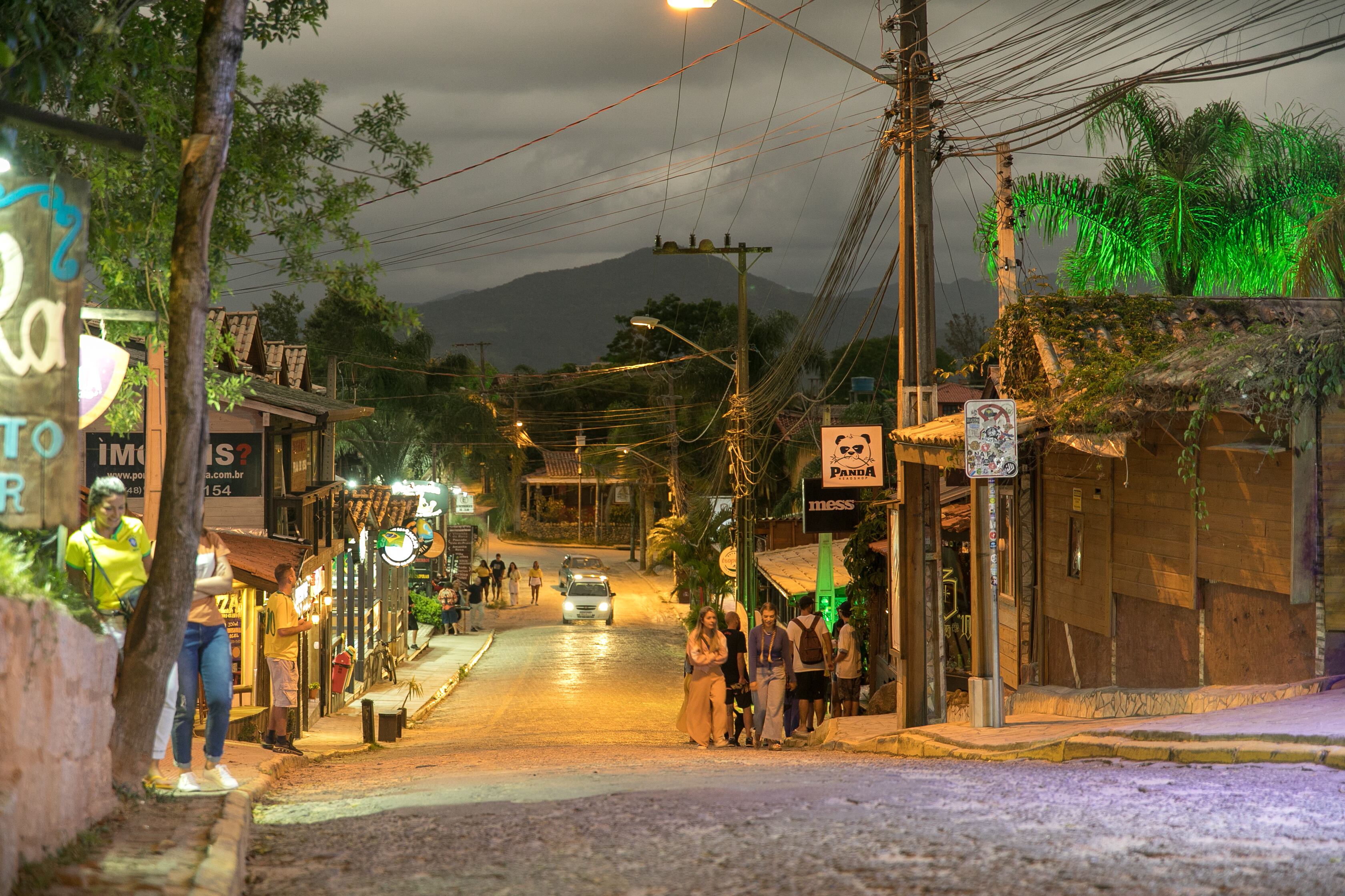 Praia do Rosa cuenta con calles pintorescas y un ambiente relajado