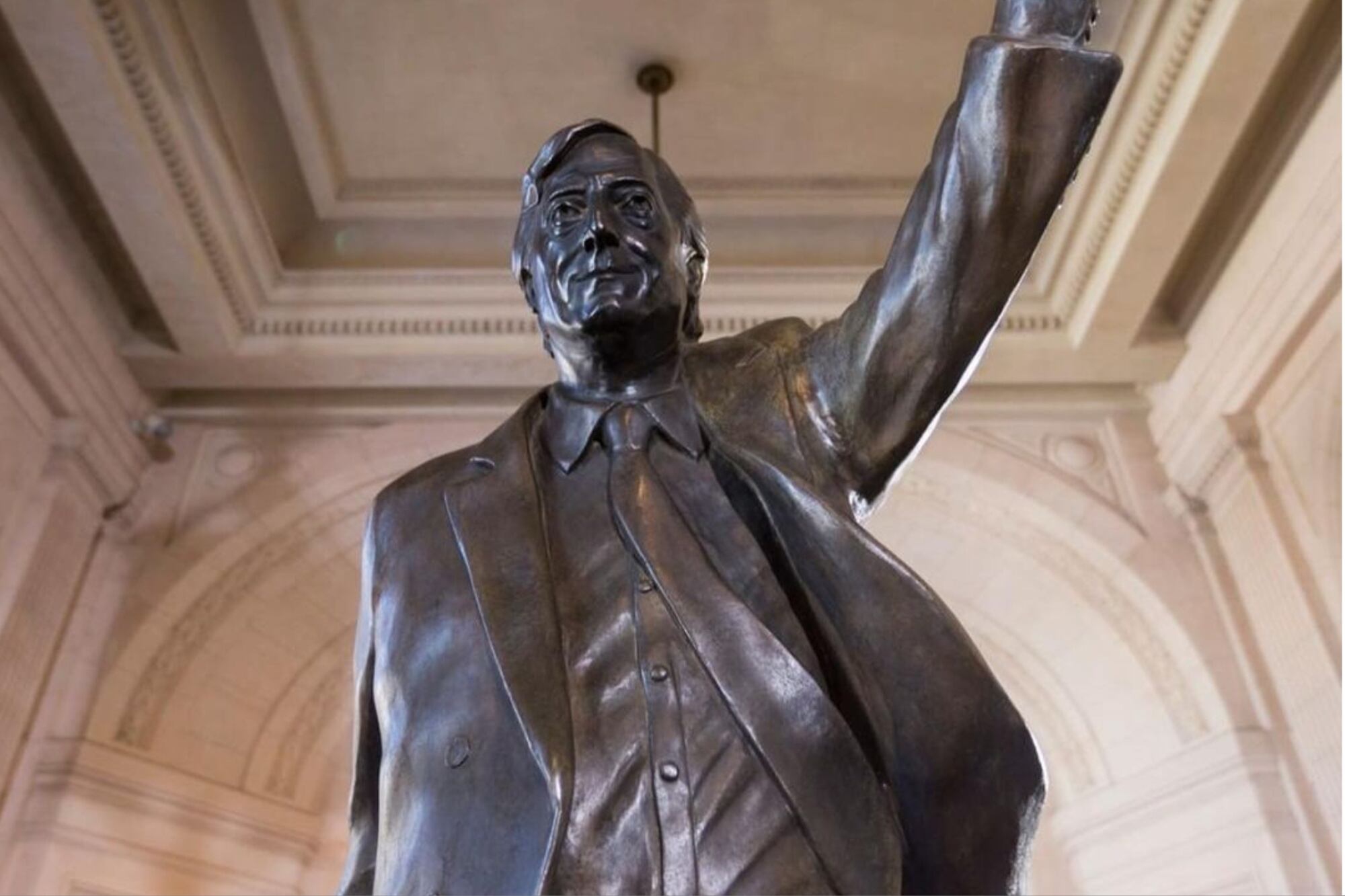 Cómo era la estatua de Nestor Kirchner que se llevó Cristina del CCK