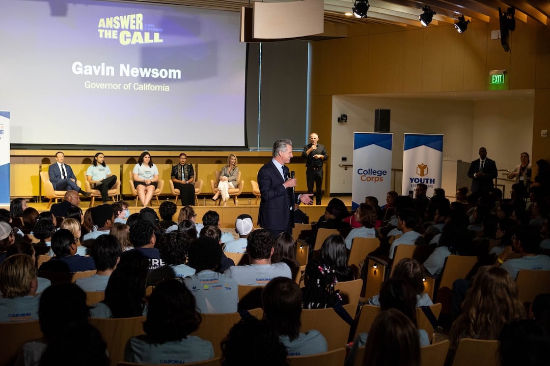 El gobernador Gavin Newsom destacó el California Service Corps como una iniciativa clave para reconstruir el sentido de comunidad y brindar oportunidades a los jóvenes