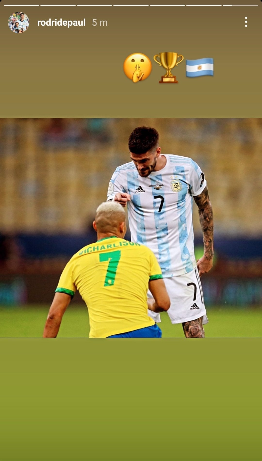 Cuando Rodrigo De Paul le respondió la gastada a Richarlison, uno de los que se burló de la eliminación de Argentina